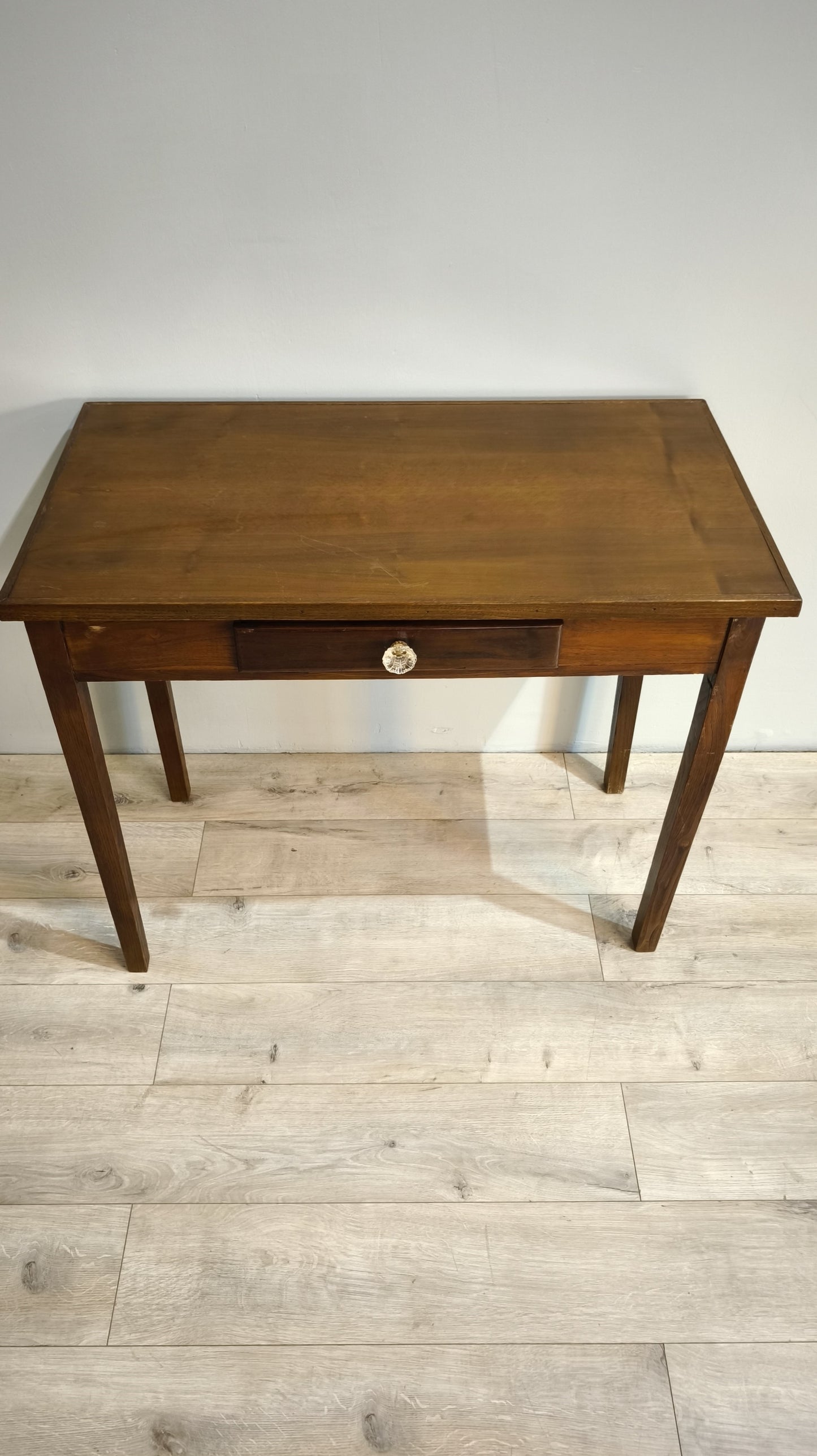 81809 Tavolo in legno con cassetto frontale e pomello in vetro