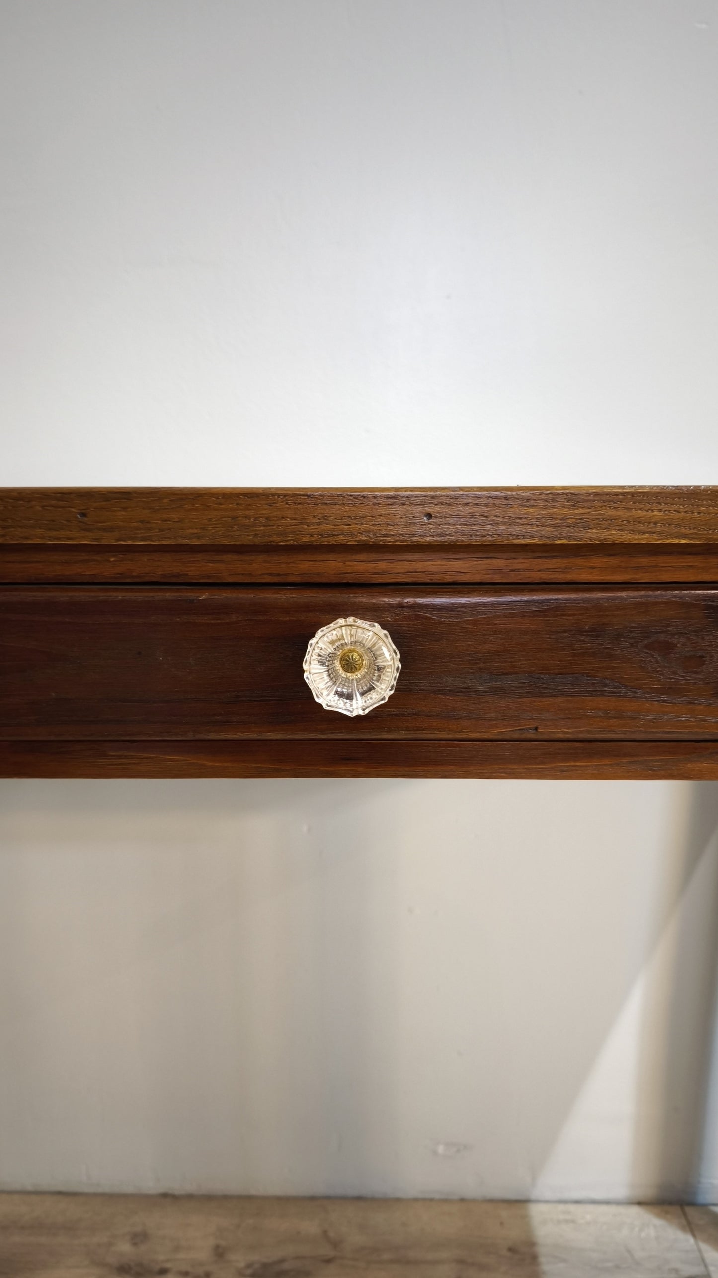 81809 Tavolo in legno con cassetto frontale e pomello in vetro