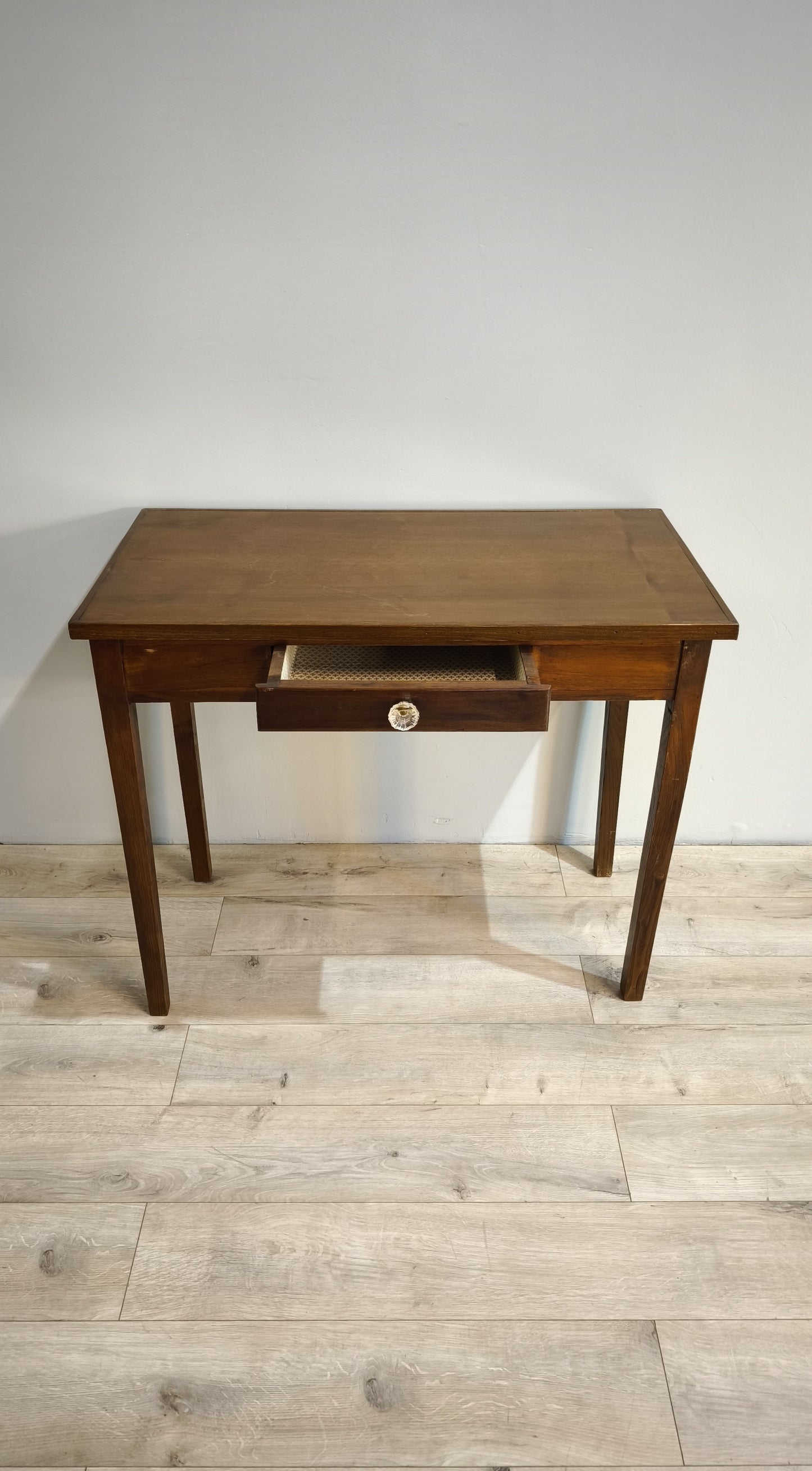 81809 Tavolo in legno con cassetto frontale e pomello in vetro