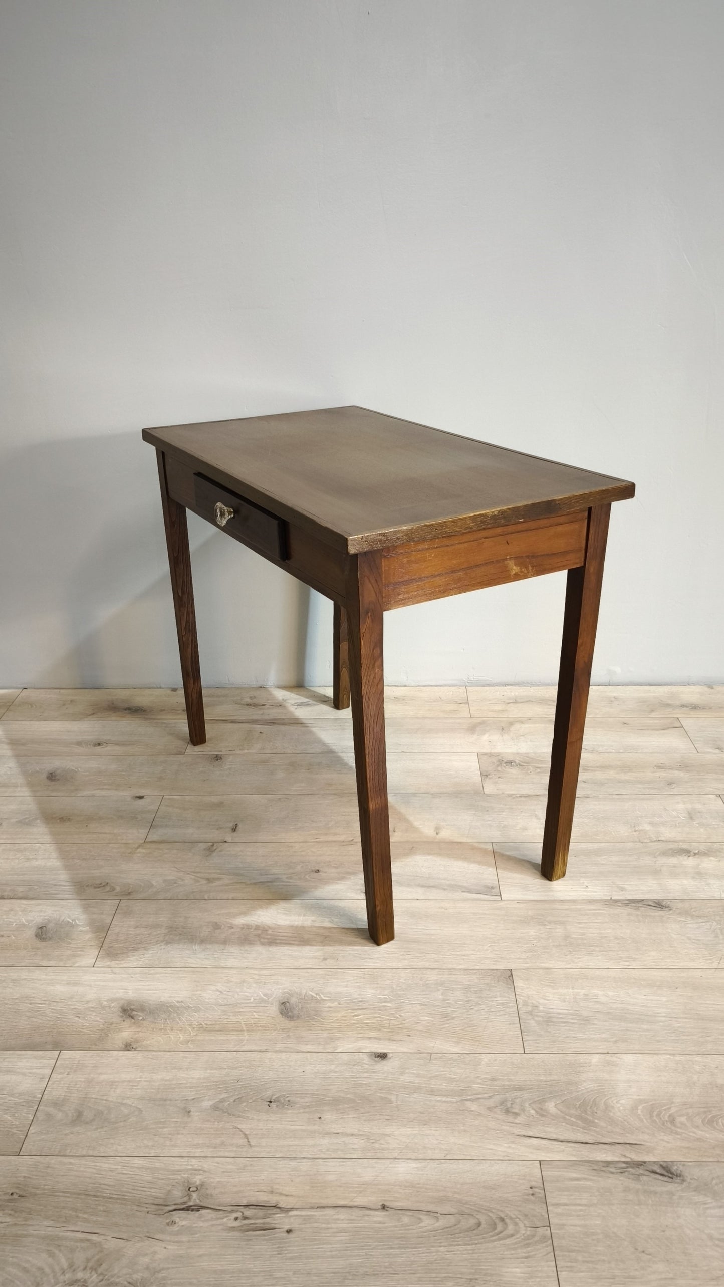 81809 Tavolo in legno con cassetto frontale e pomello in vetro