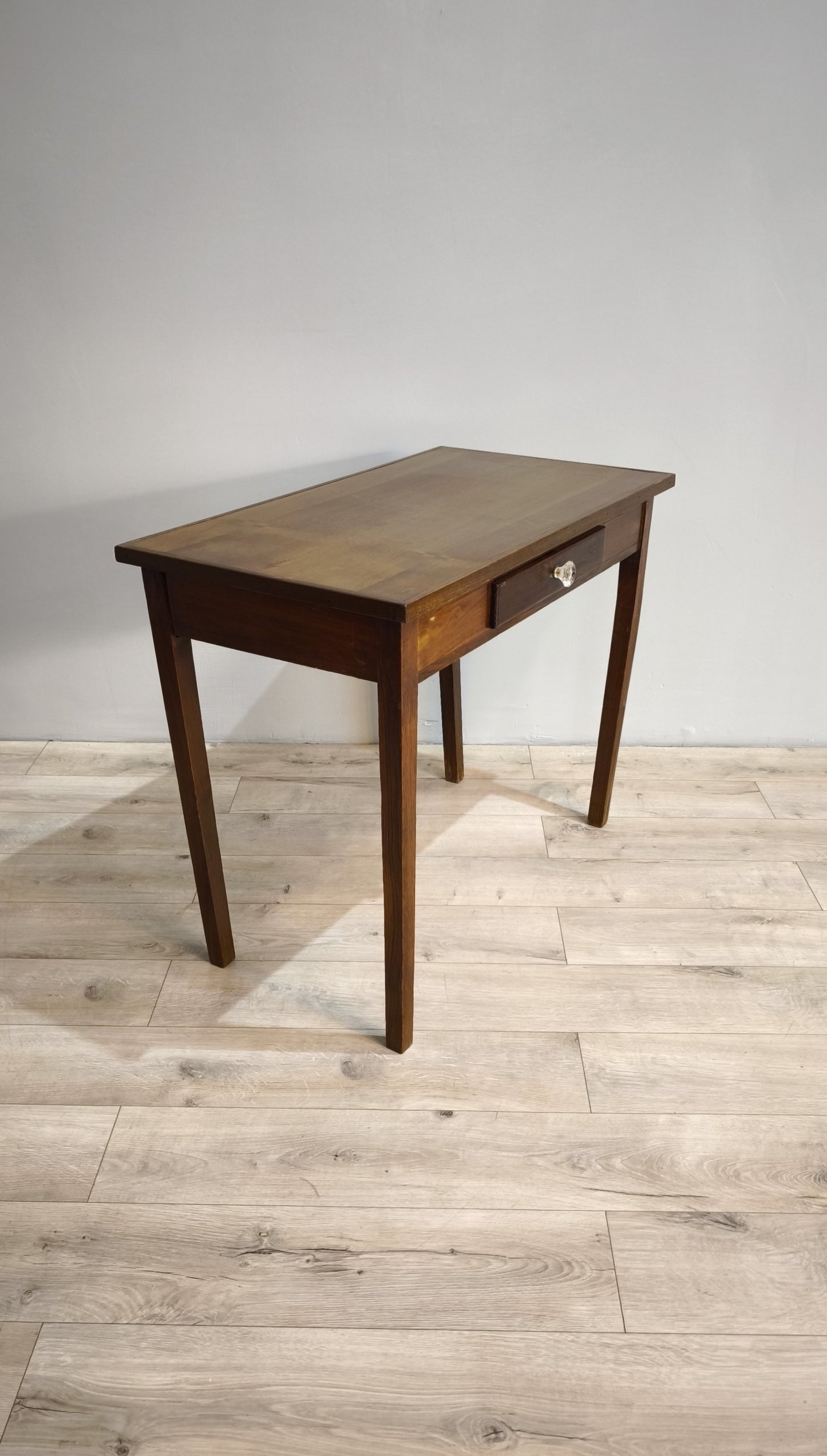 81809 Tavolo in legno con cassetto frontale e pomello in vetro