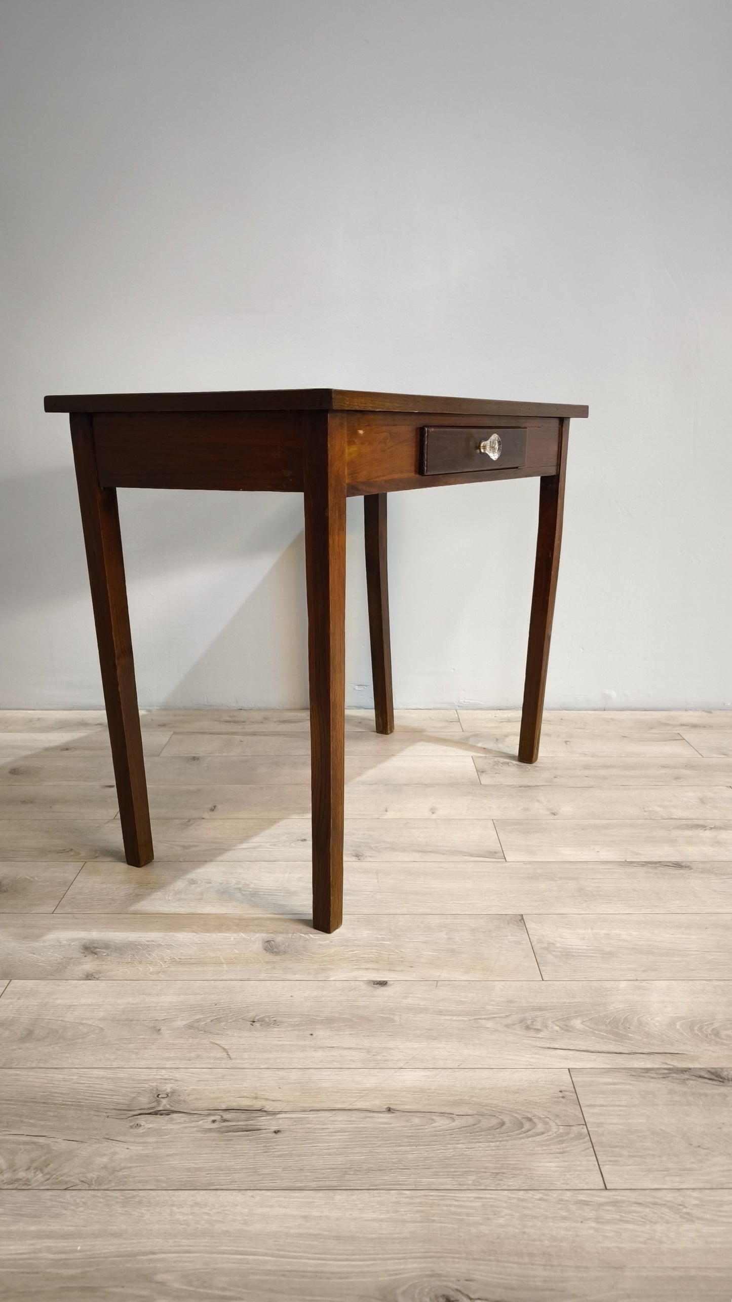 81809 Tavolo in legno con cassetto frontale e pomello in vetro