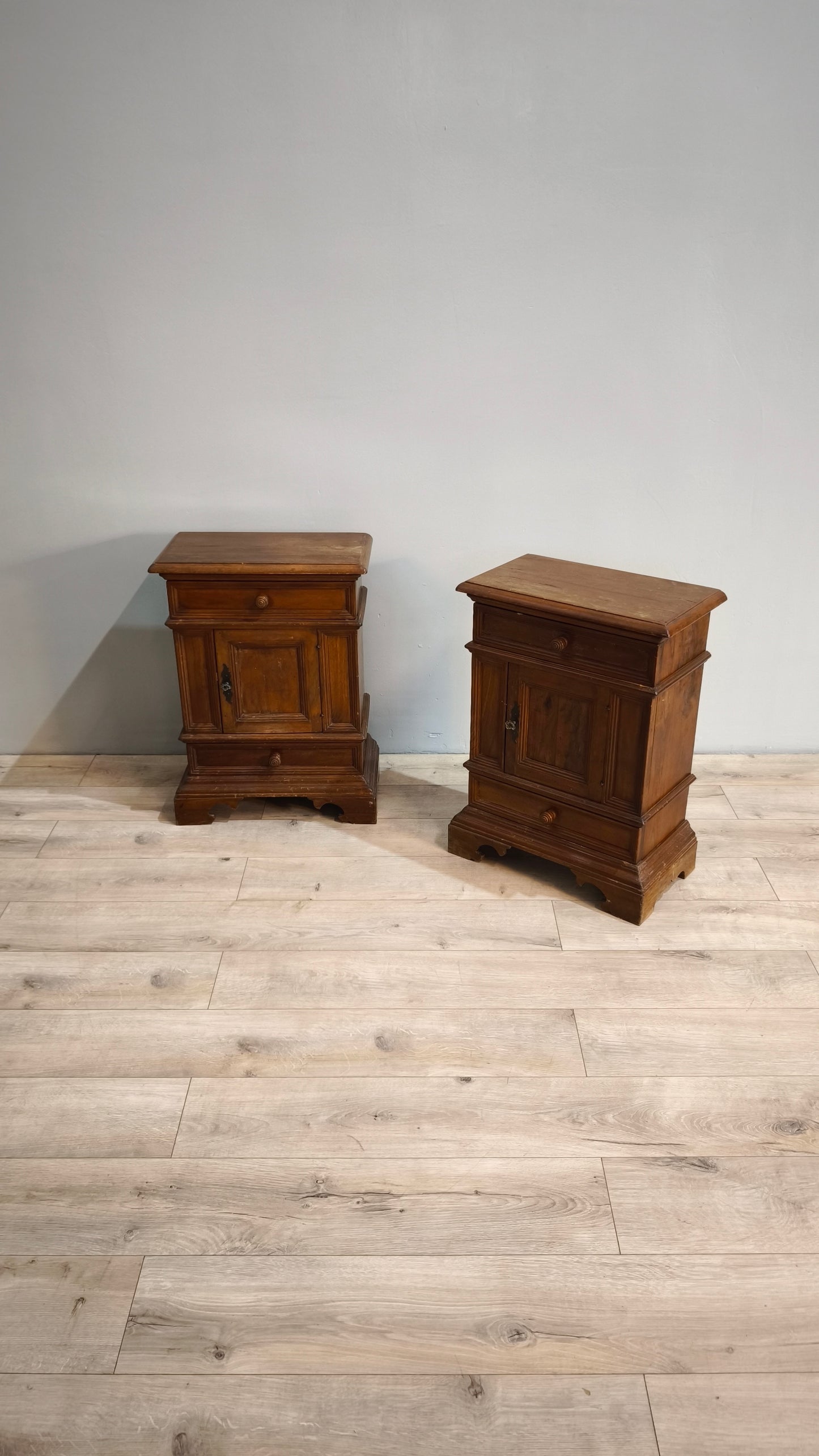 81810 Coppia di comodini in legno due cassetti e uno sportello
