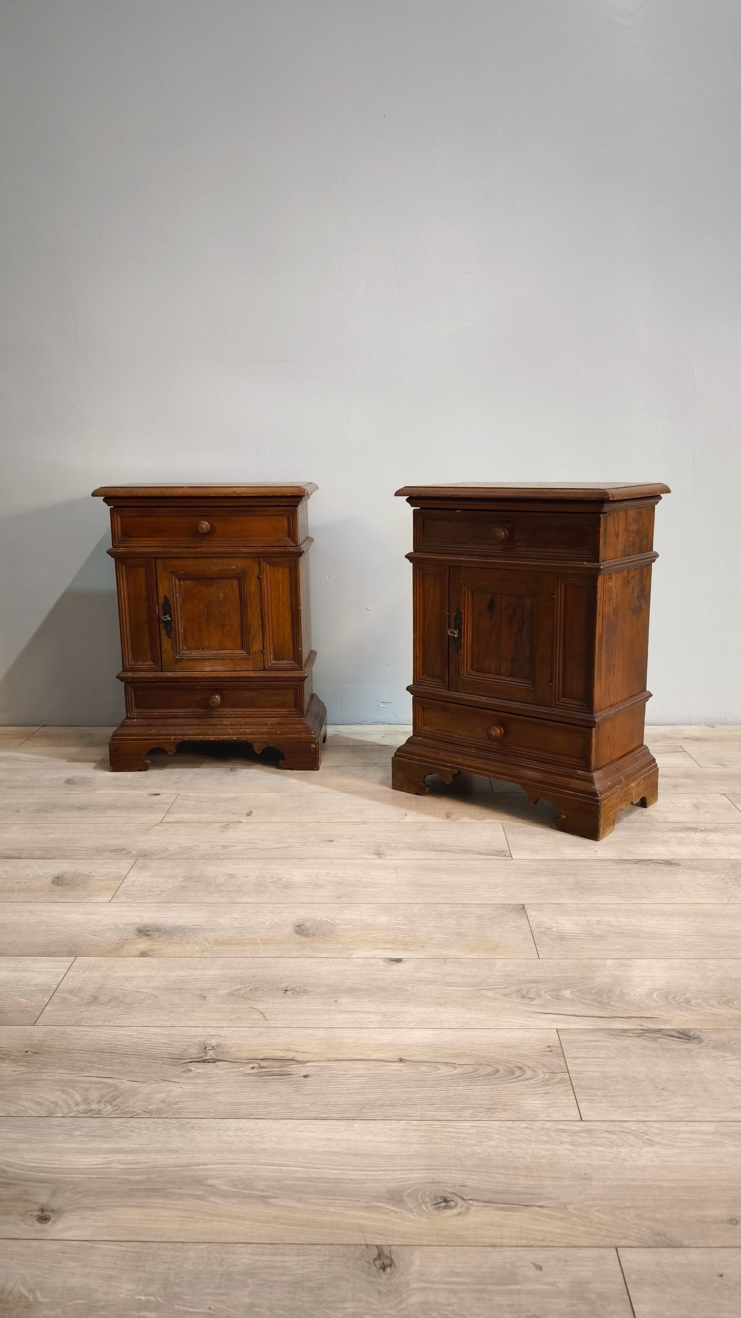 81810 Coppia di comodini in legno due cassetti e uno sportello