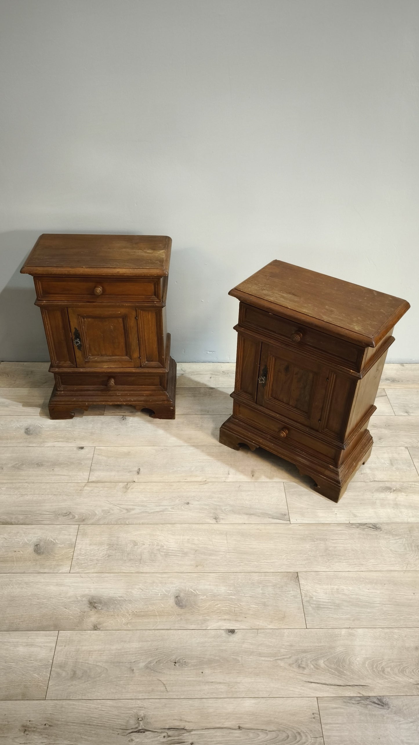 81810 Coppia di comodini in legno due cassetti e uno sportello