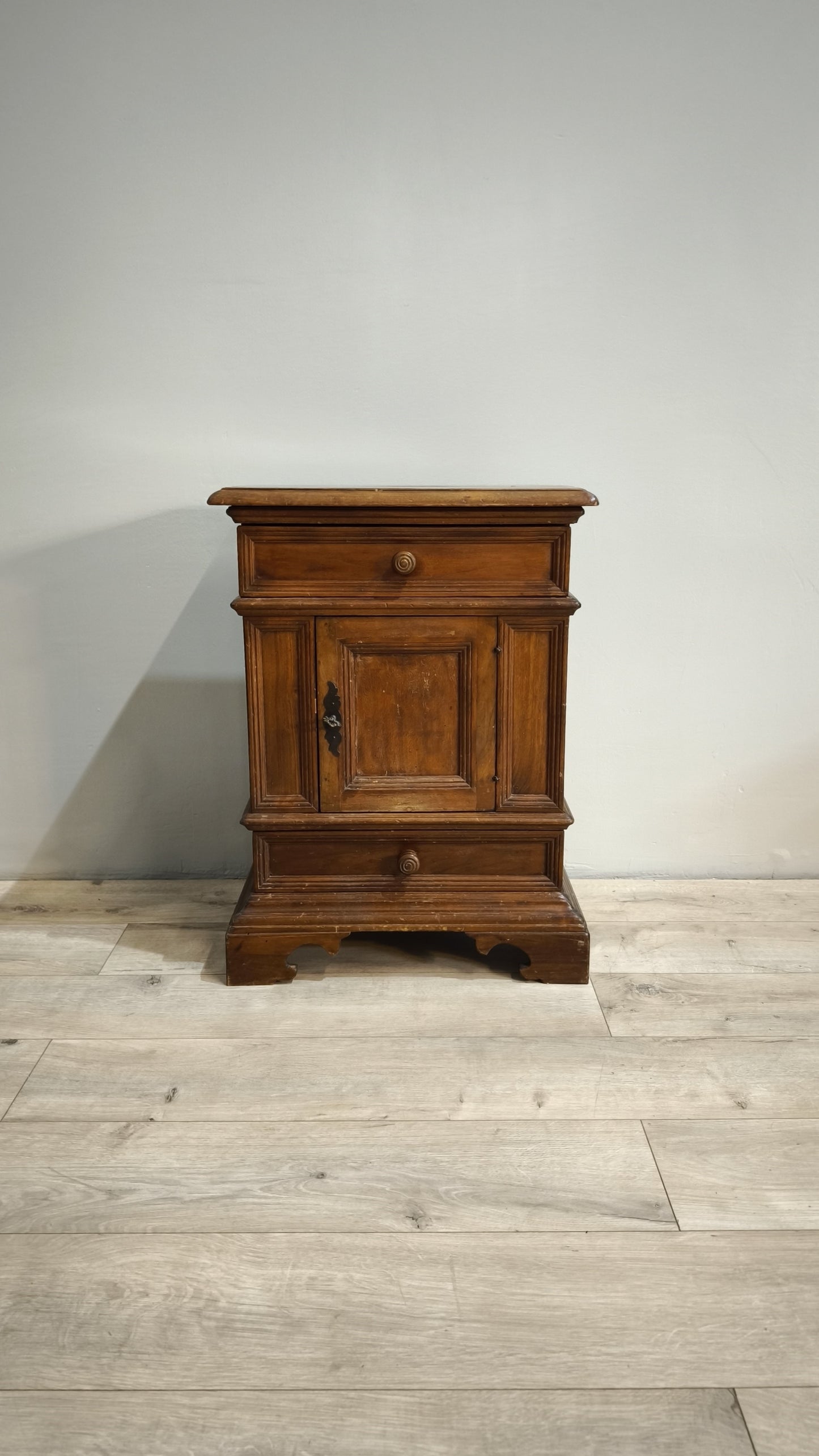 81810 Coppia di comodini in legno due cassetti e uno sportello