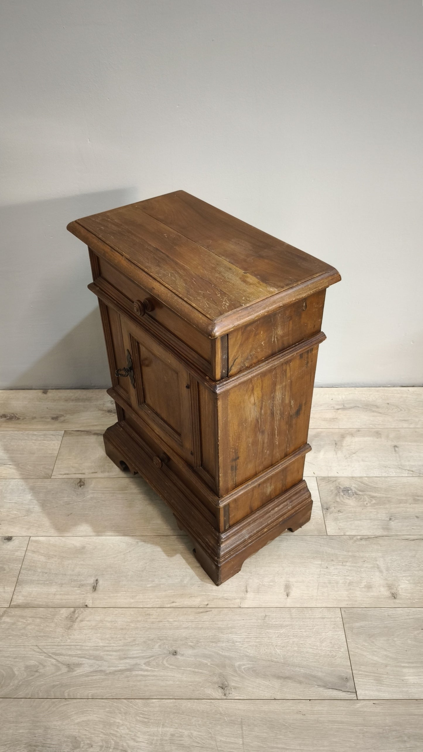 81810 Coppia di comodini in legno due cassetti e uno sportello