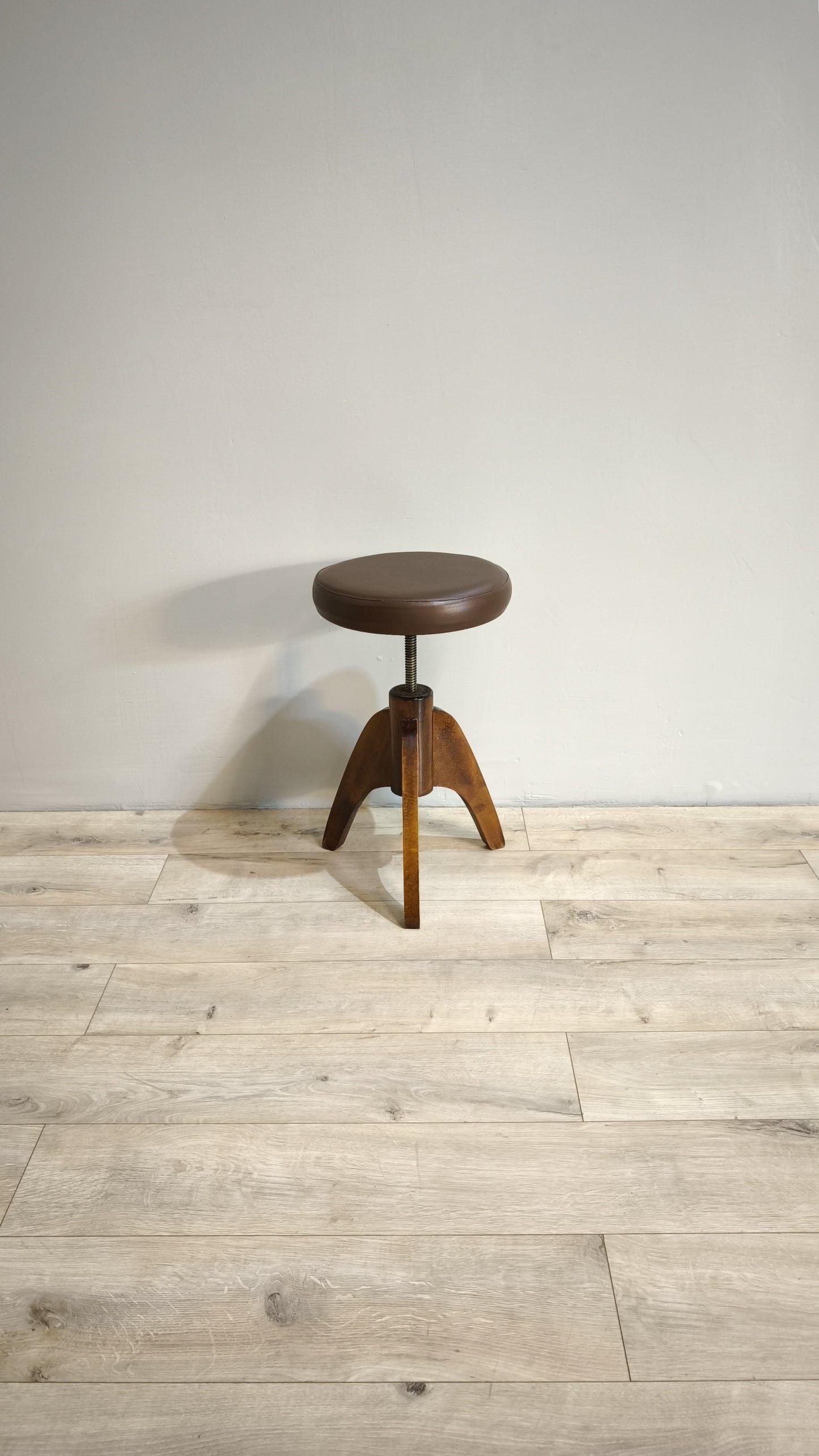 81817 Sgabello da pianoforte con base in legno e seduta in similpelle marrone