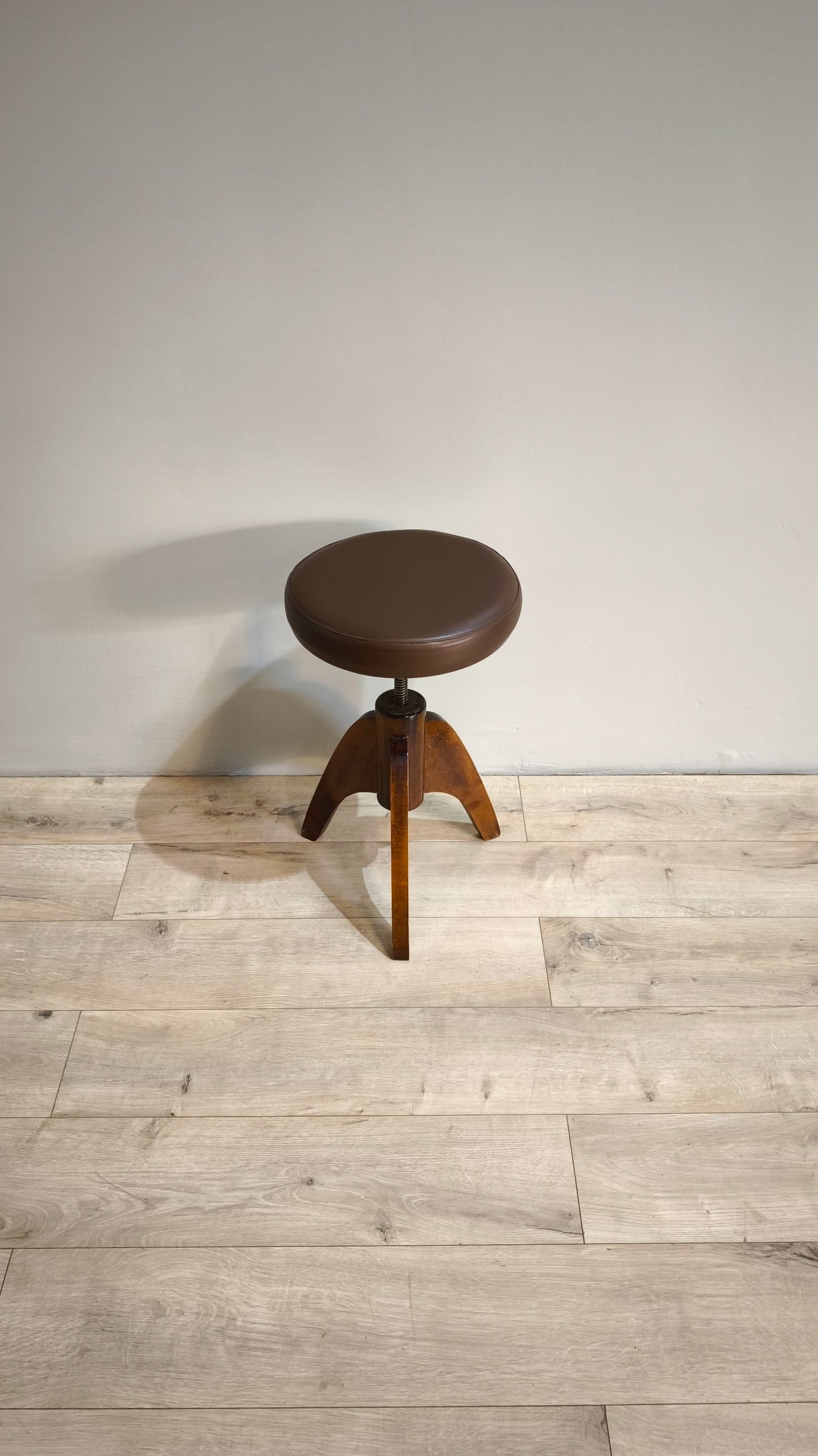 81817 Sgabello da pianoforte con base in legno e seduta in similpelle marrone