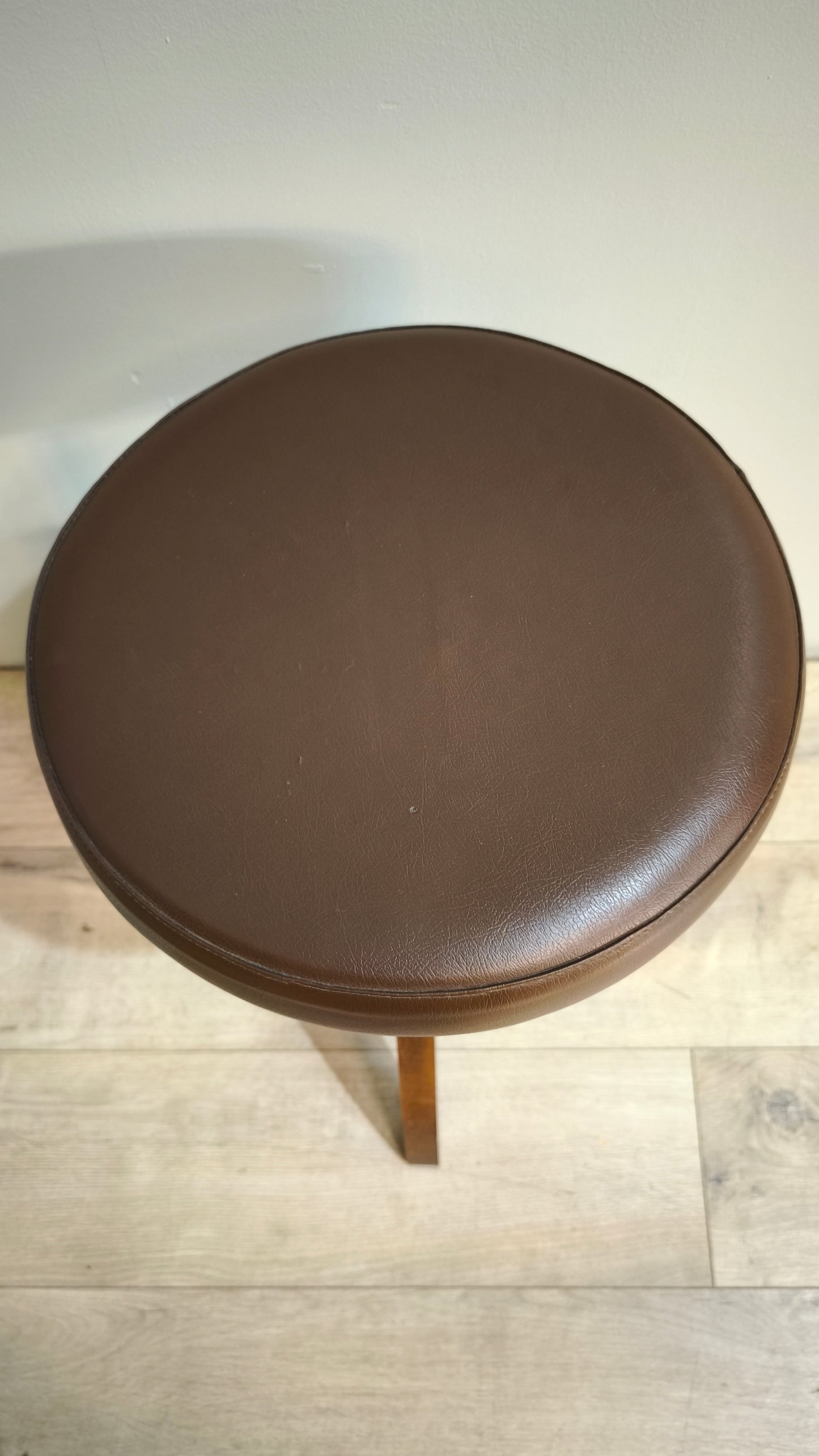 81817 Sgabello da pianoforte con base in legno e seduta in similpelle marrone
