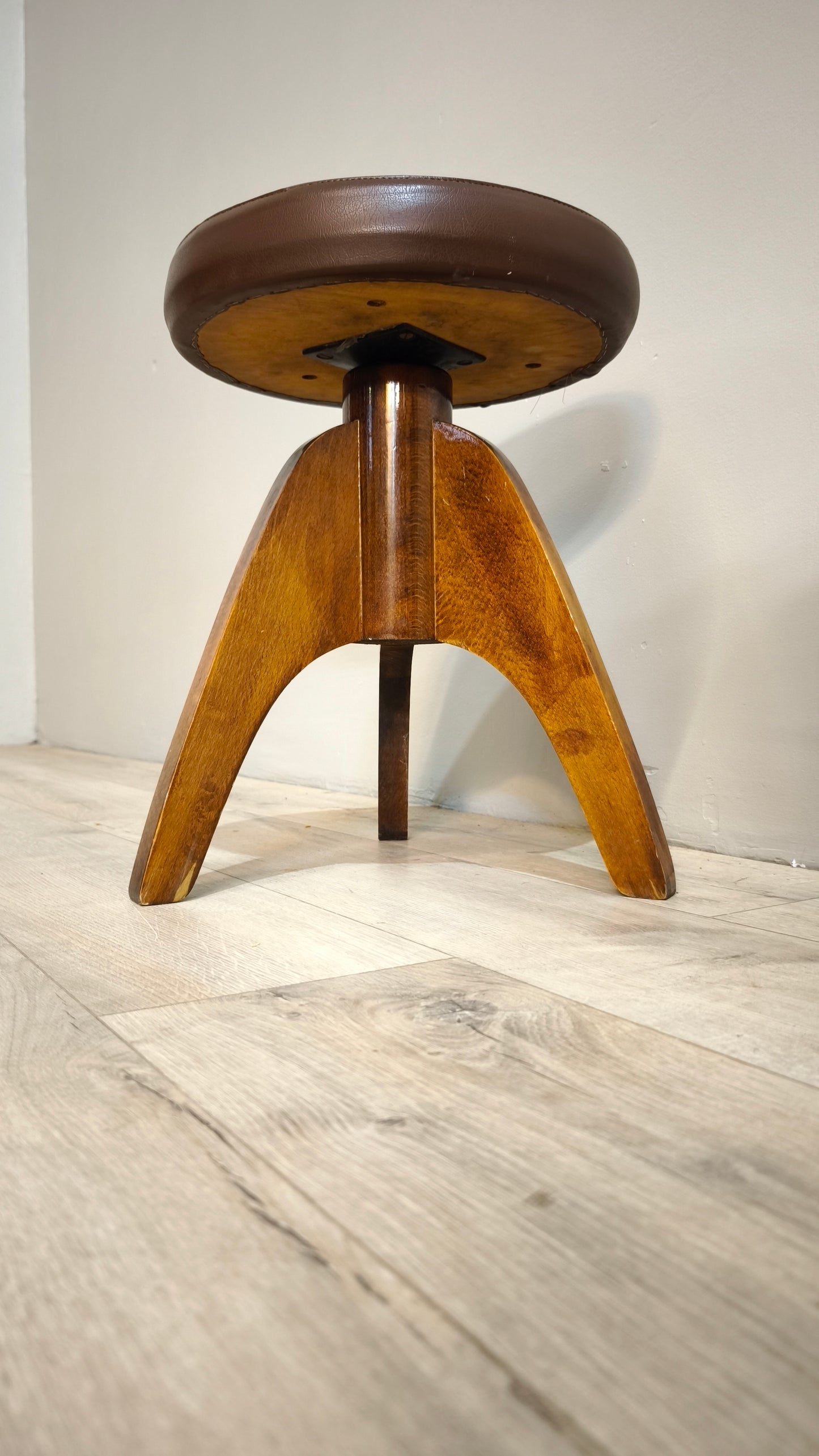 81817 Sgabello da pianoforte con base in legno e seduta in similpelle marrone