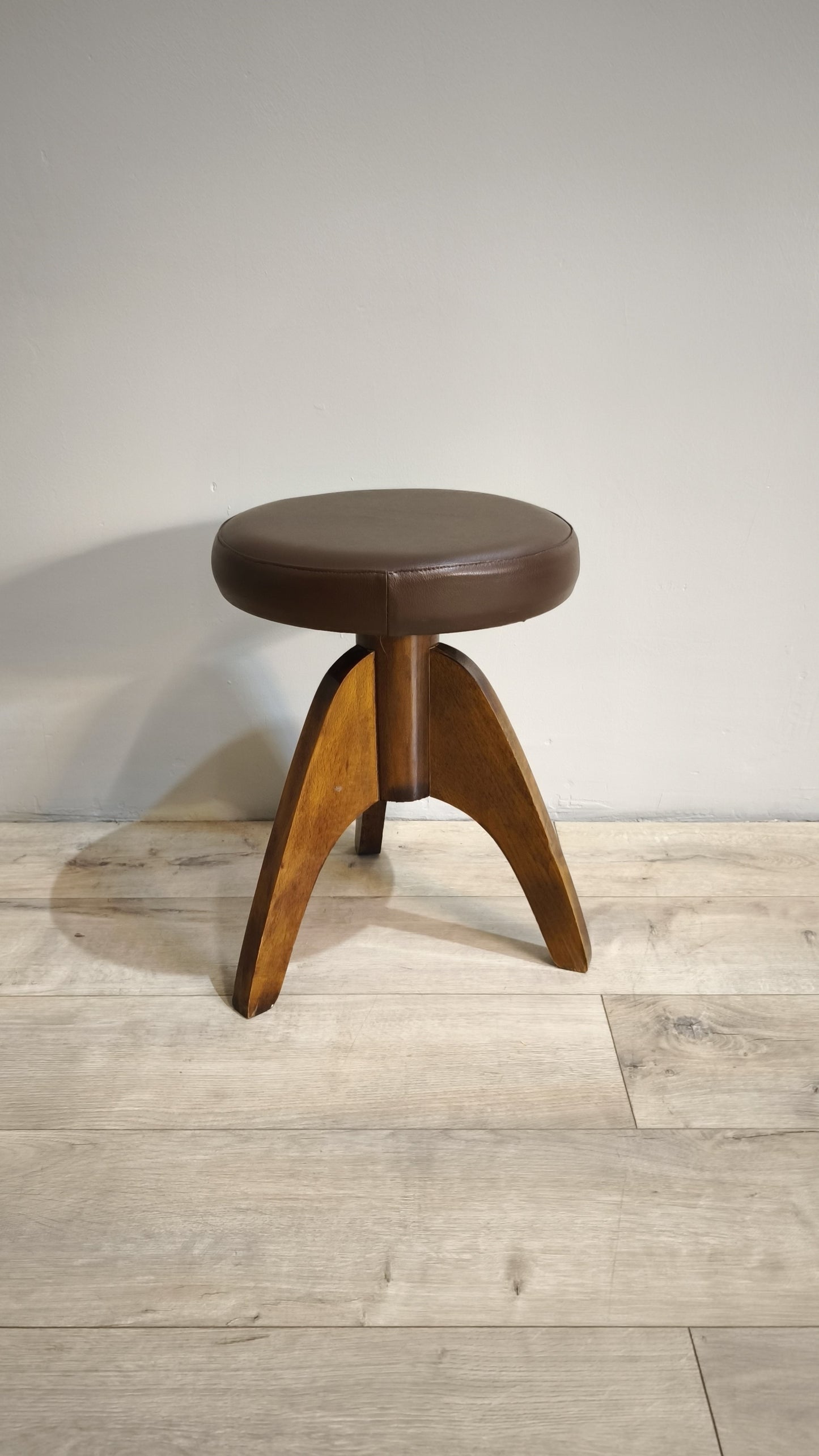 81817 Sgabello da pianoforte con base in legno e seduta in similpelle marrone