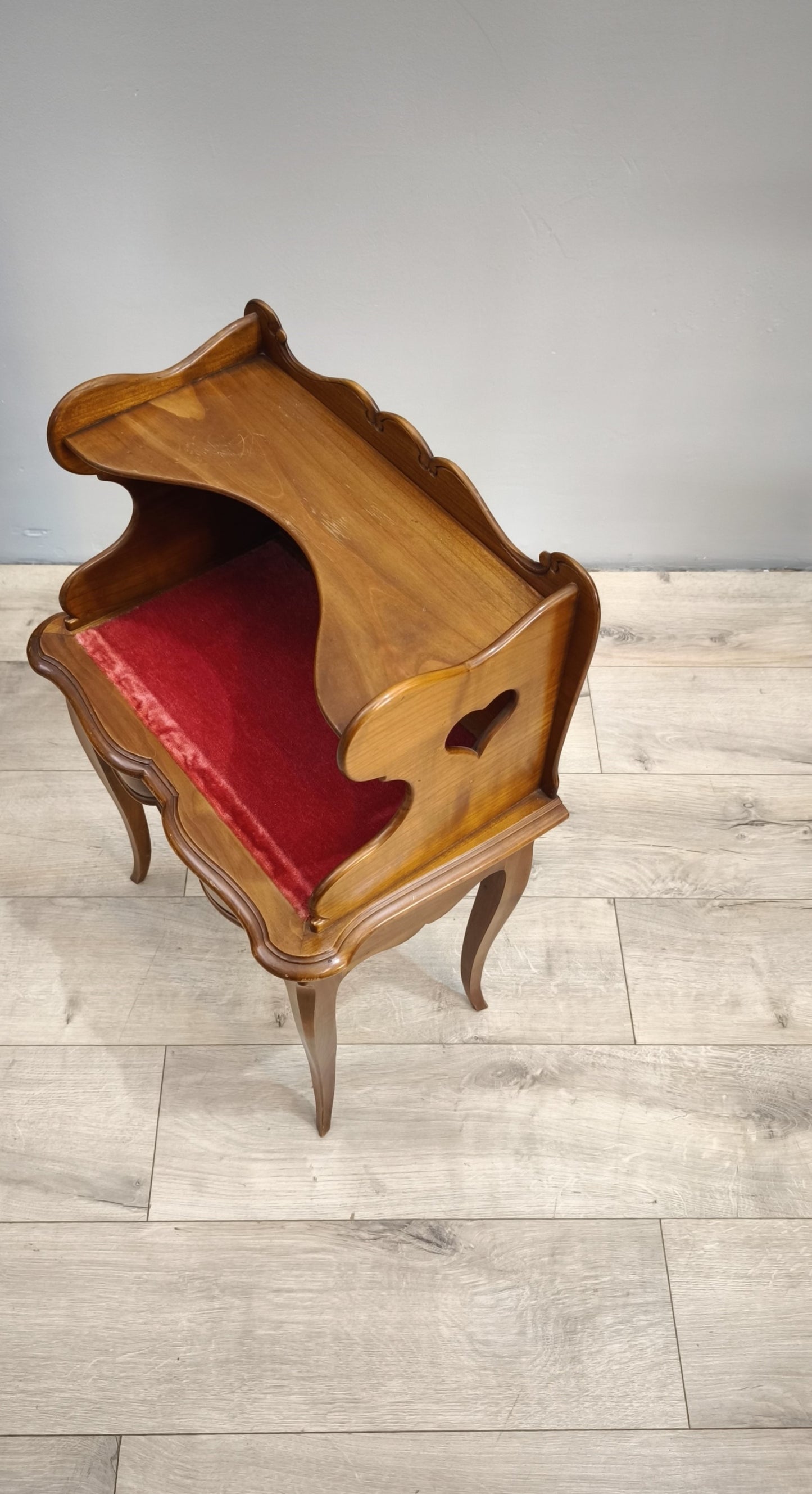 81820 Coppia di comodini in legno con piano in velluto