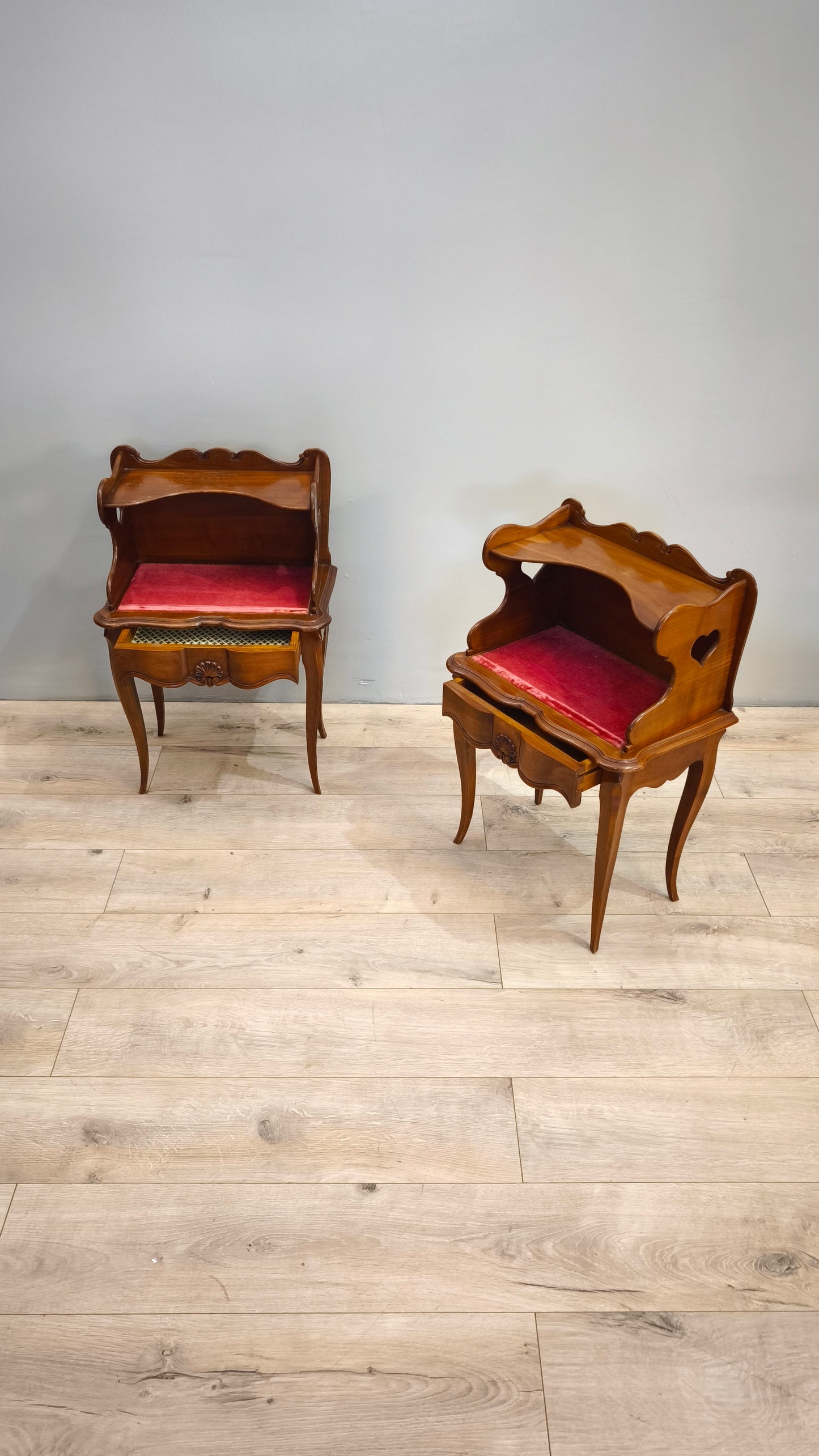 81820 Coppia di comodini in legno con piano in velluto