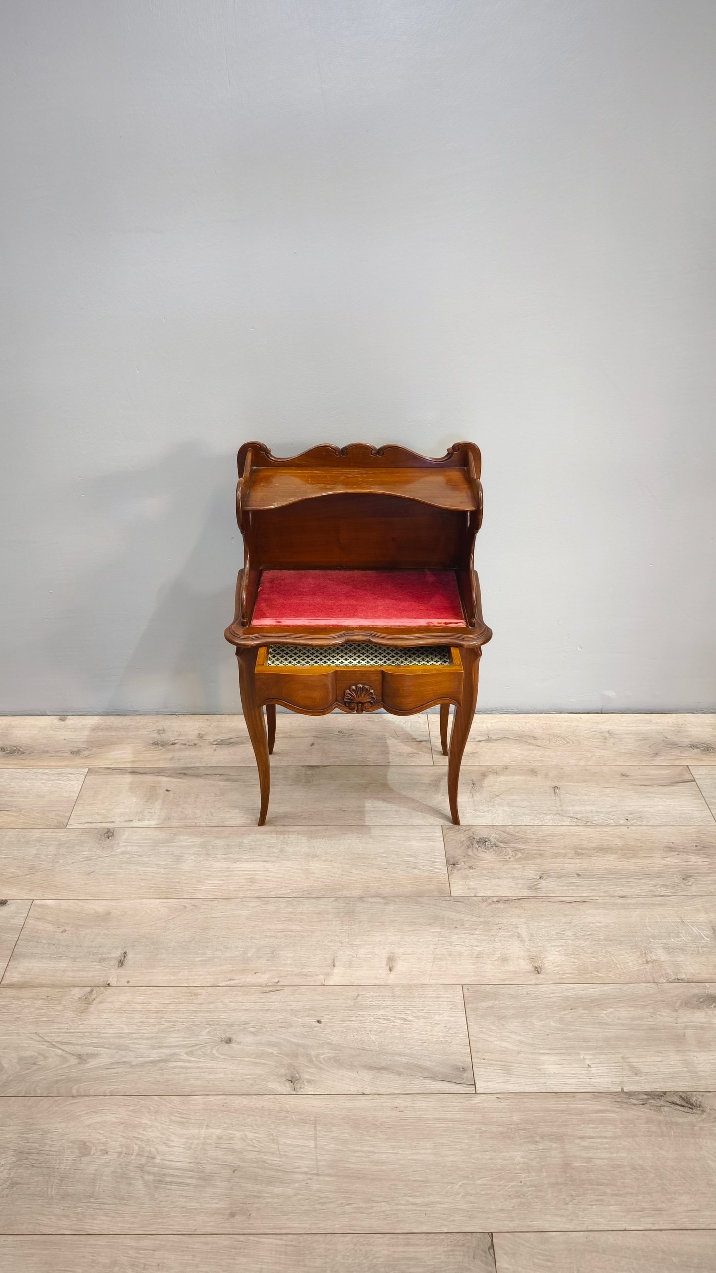 81820 Coppia di comodini in legno con piano in velluto