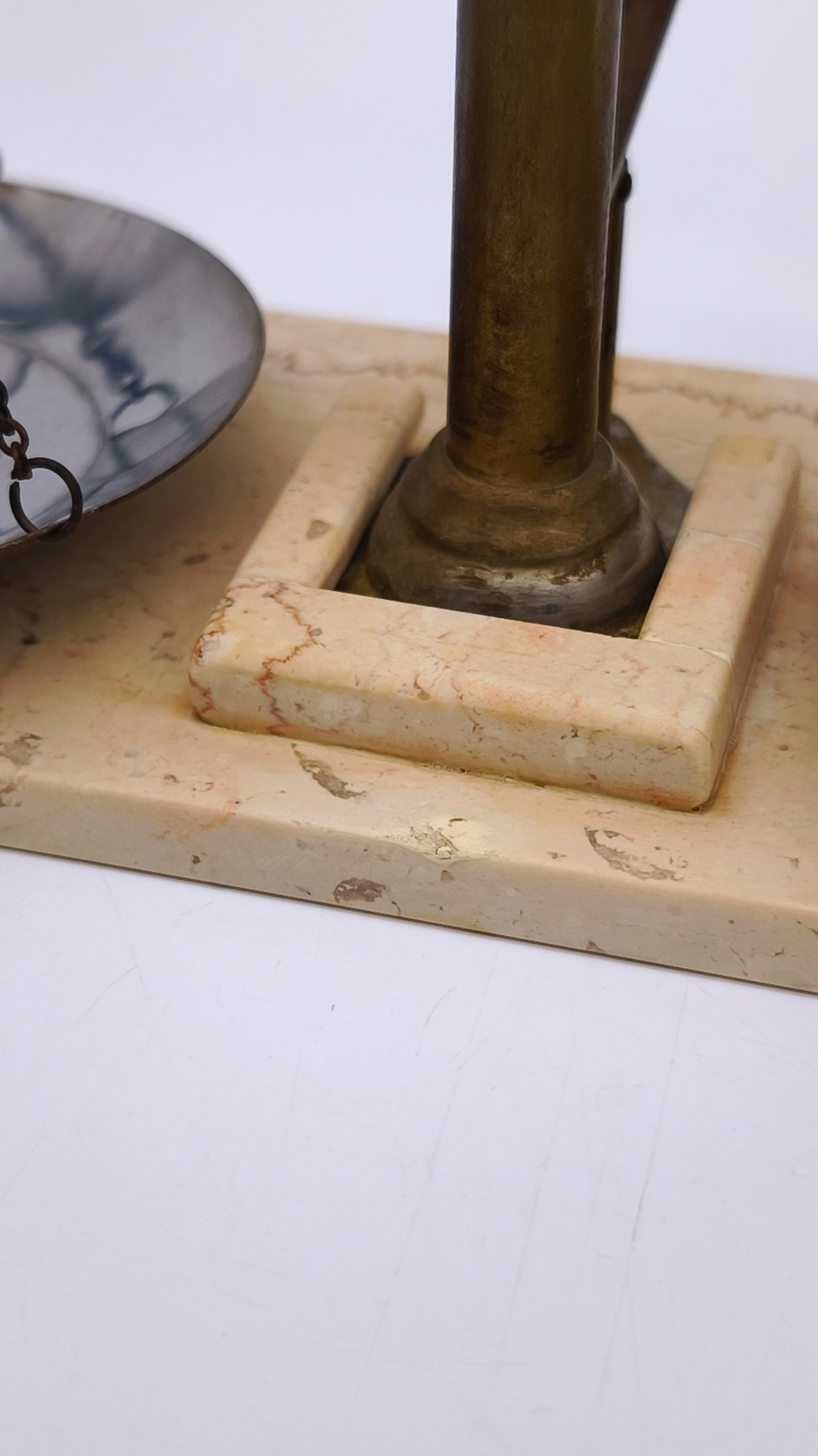 81775 Bilancia vintage con base in pietra