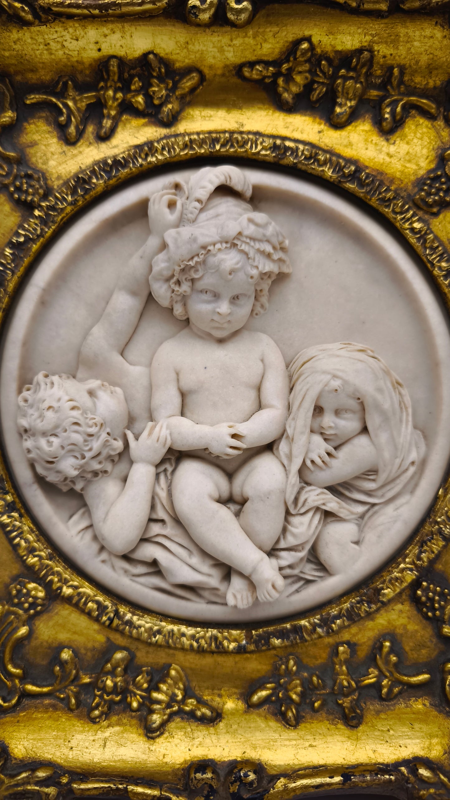 81840 Quadro con putti in pasta di marmo
