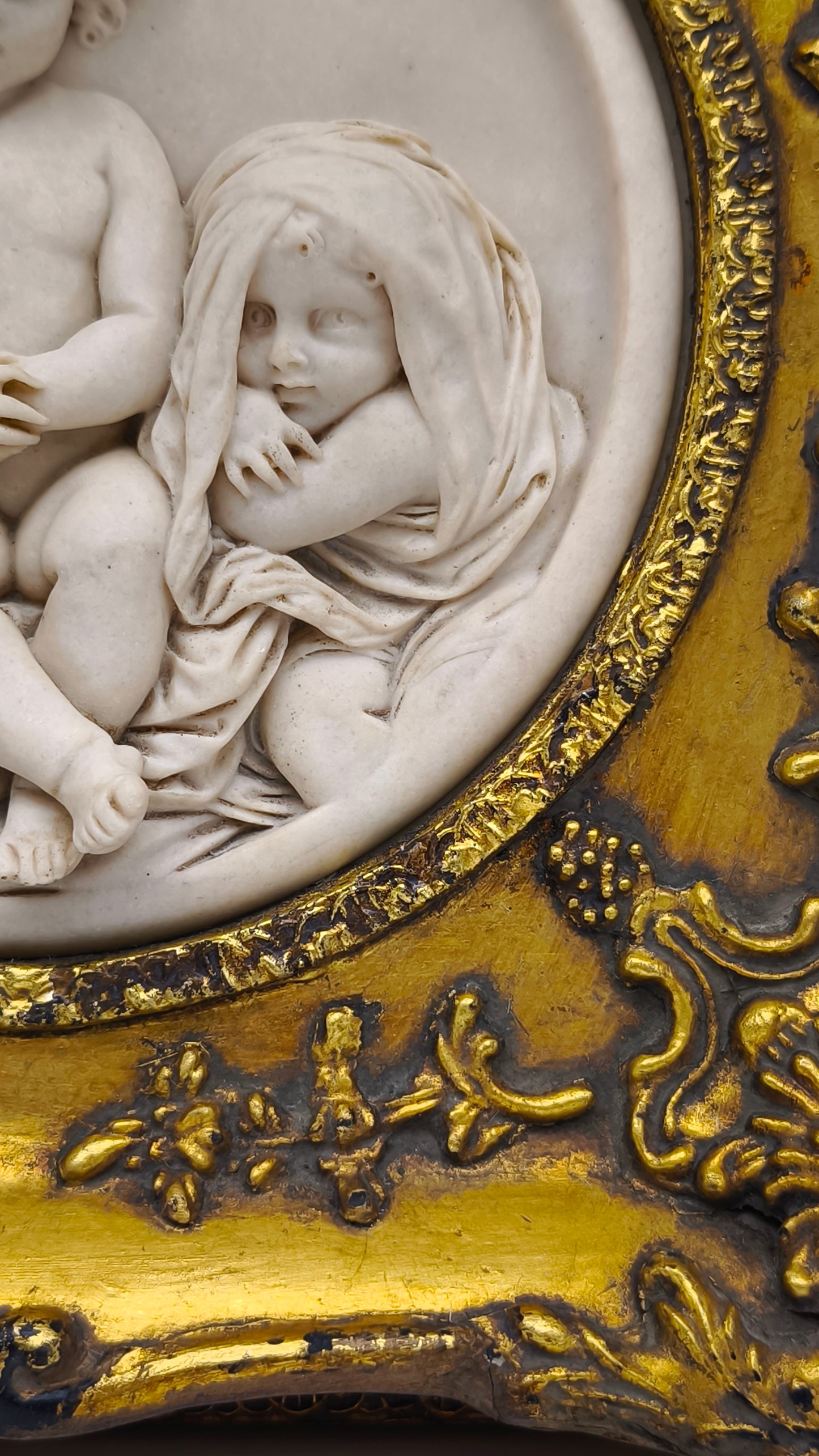 81840 Quadro con putti in pasta di marmo