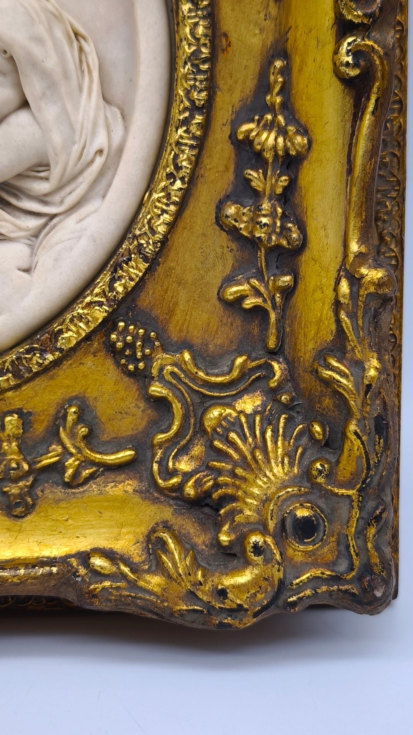 81840 Quadro con putti in pasta di marmo