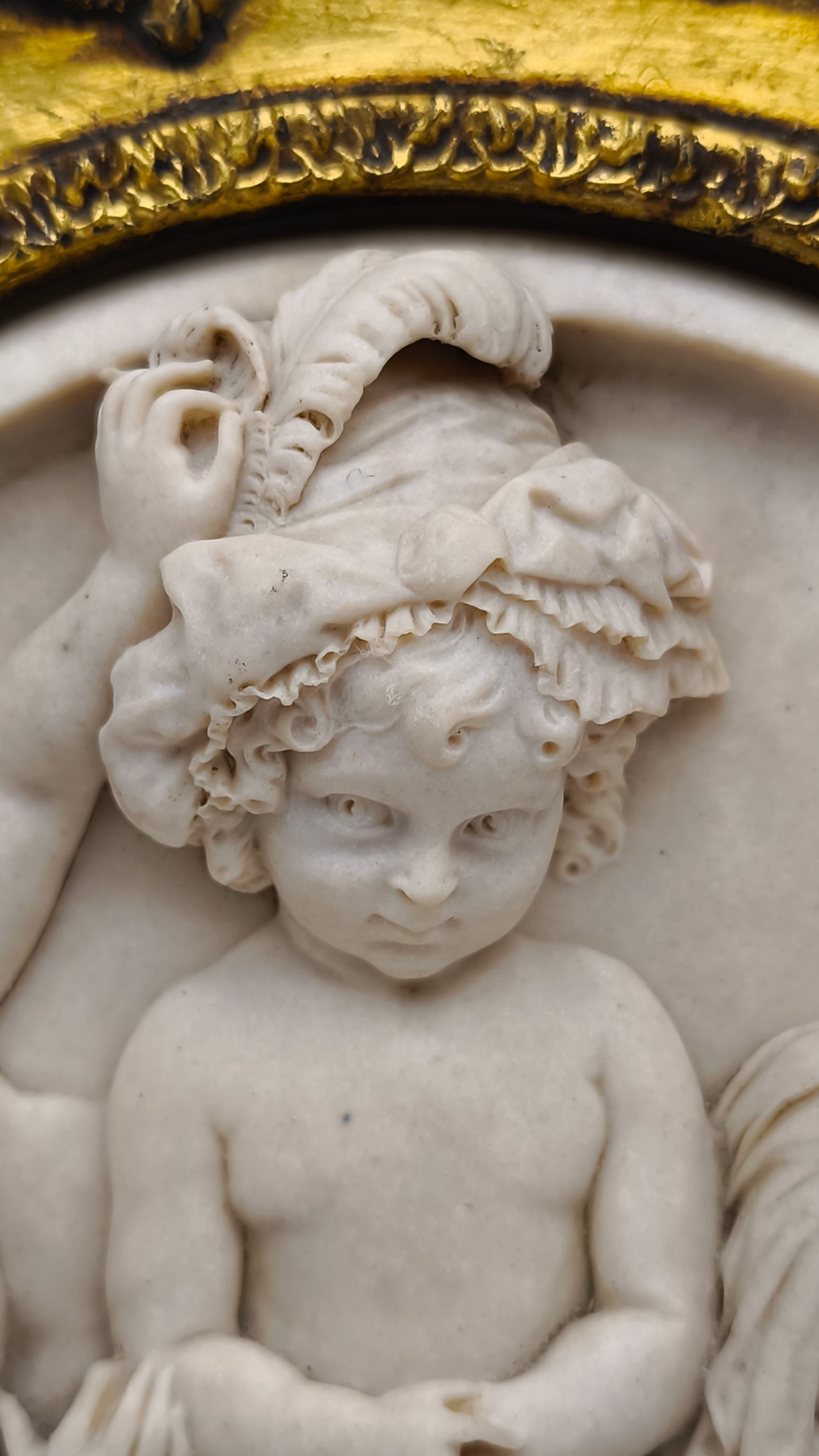 81840 Quadro con putti in pasta di marmo