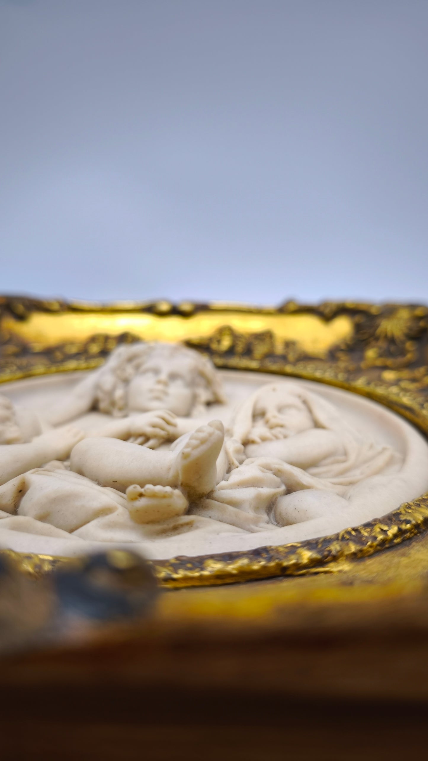 81840 Quadro con putti in pasta di marmo