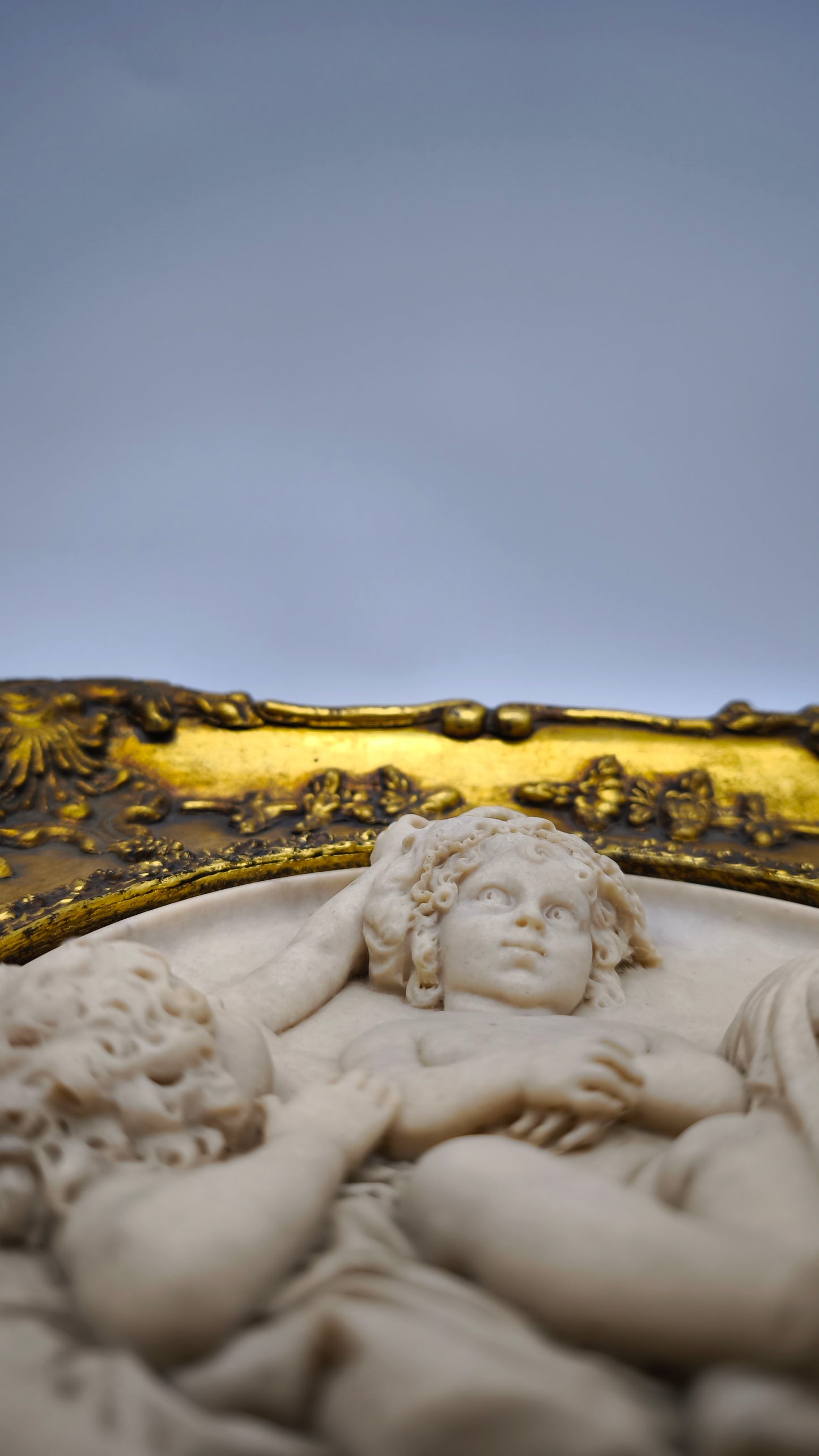 81840 Quadro con putti in pasta di marmo