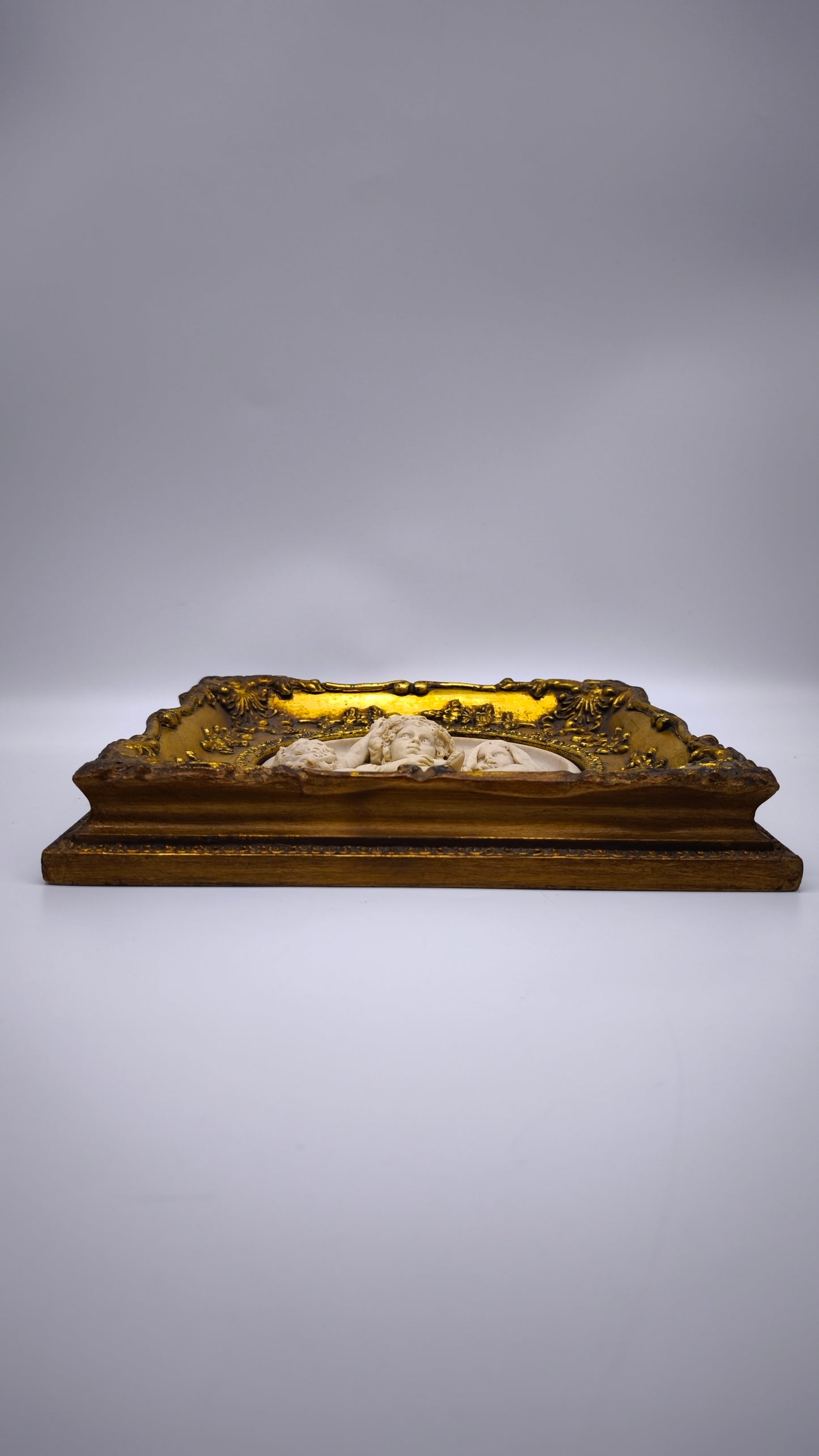 81840 Quadro con putti in pasta di marmo