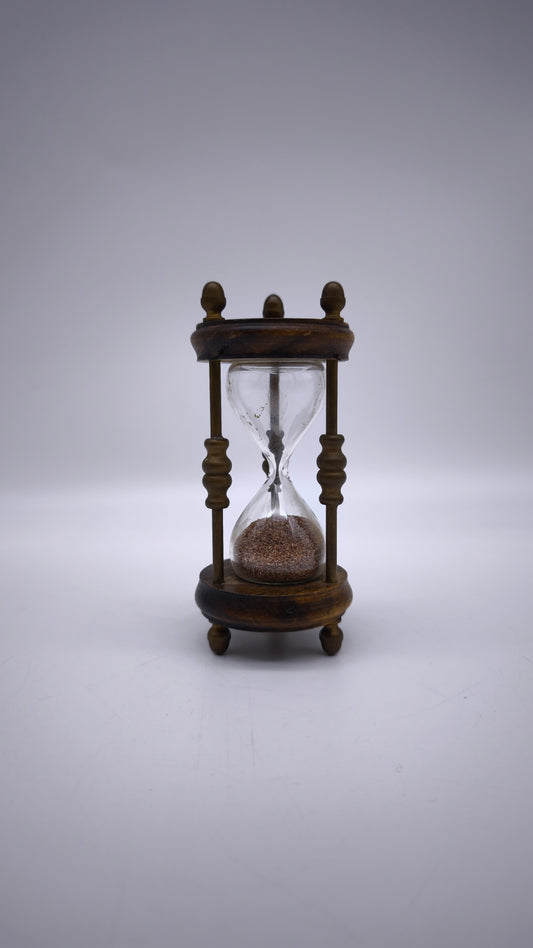 81907 Piccola clessidra con struttura in legno