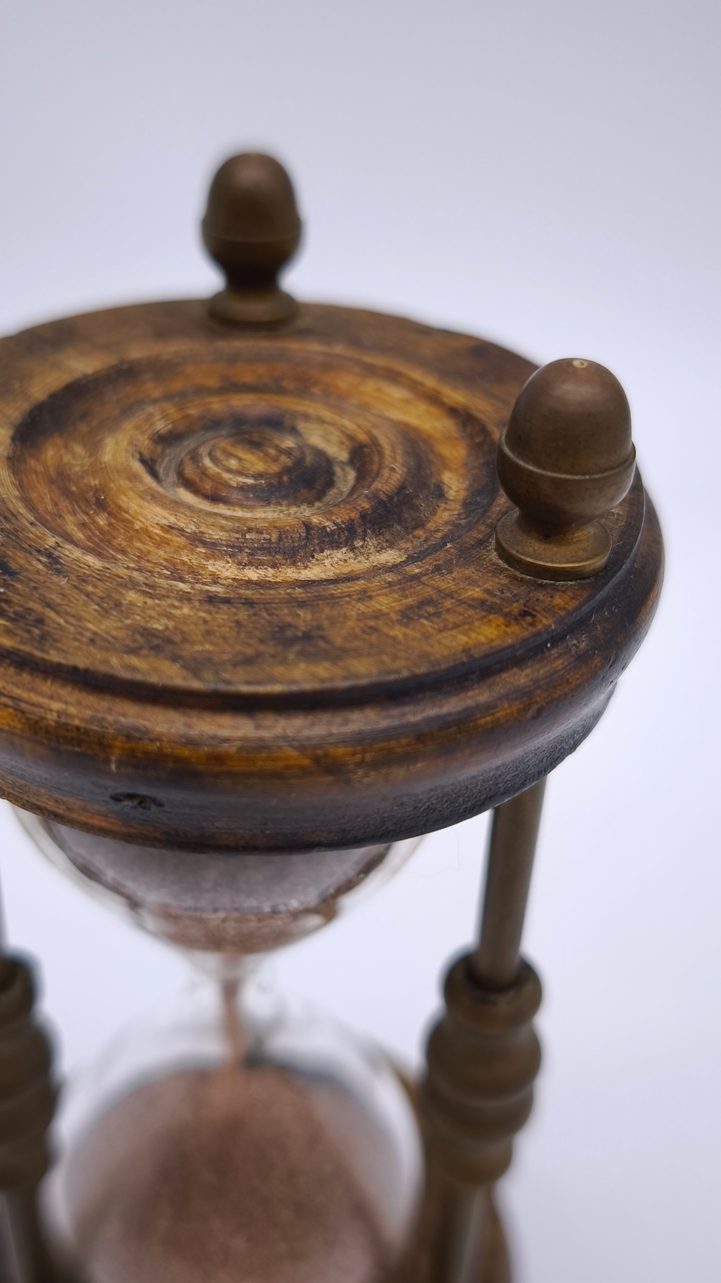 81907 Piccola clessidra con struttura in legno
