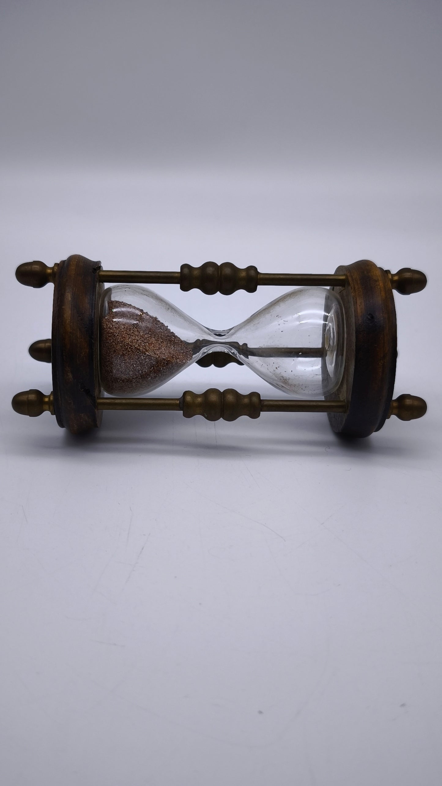 81907 Piccola clessidra con struttura in legno