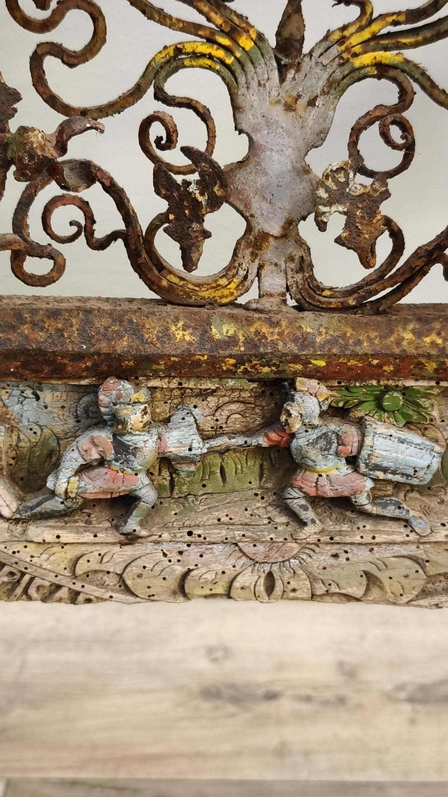 81784 Chiave di carretto siciliano in legno intagliato con supporto in ferro