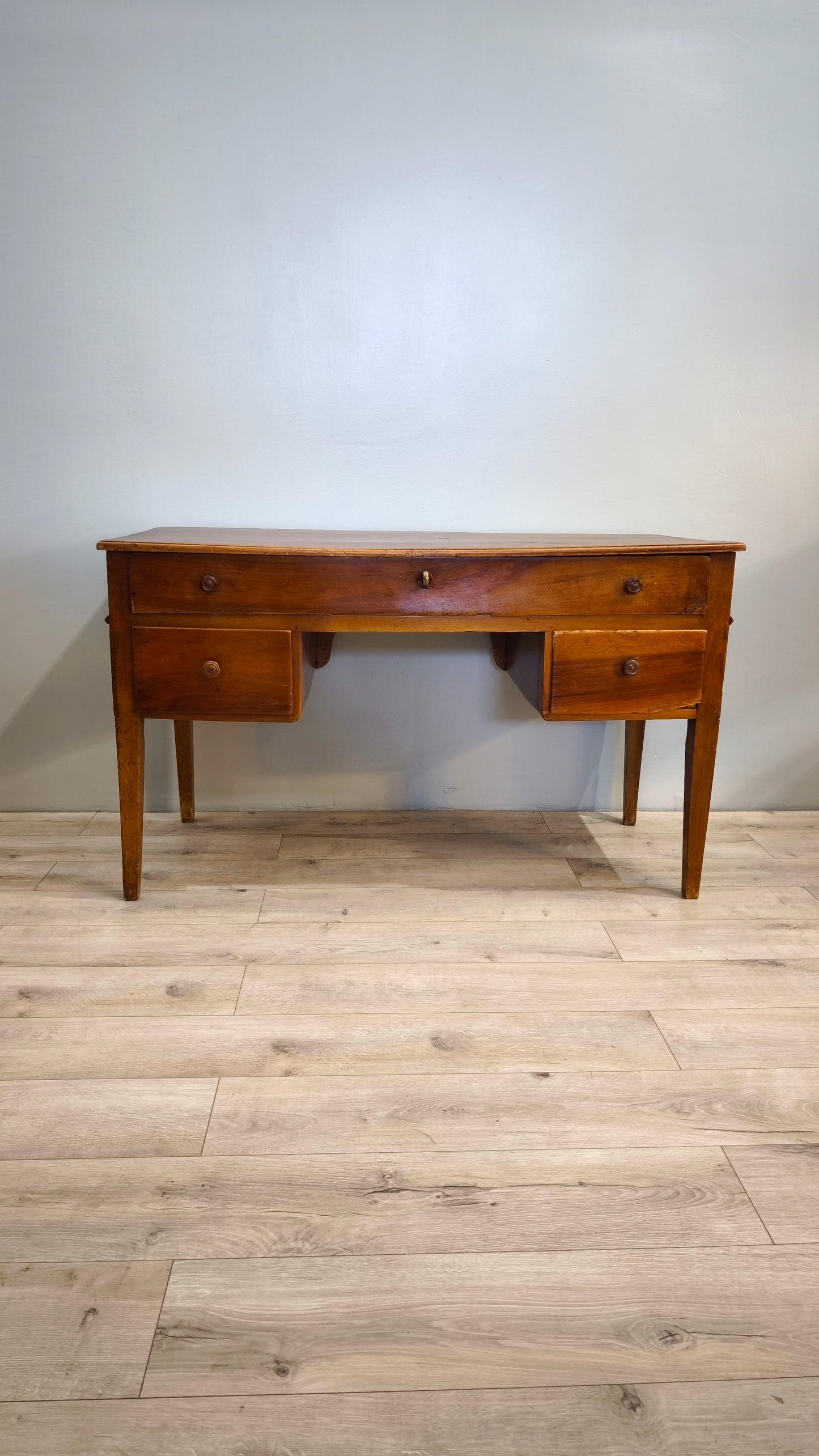 81813 Scrivania in legno massello con tre cassetti