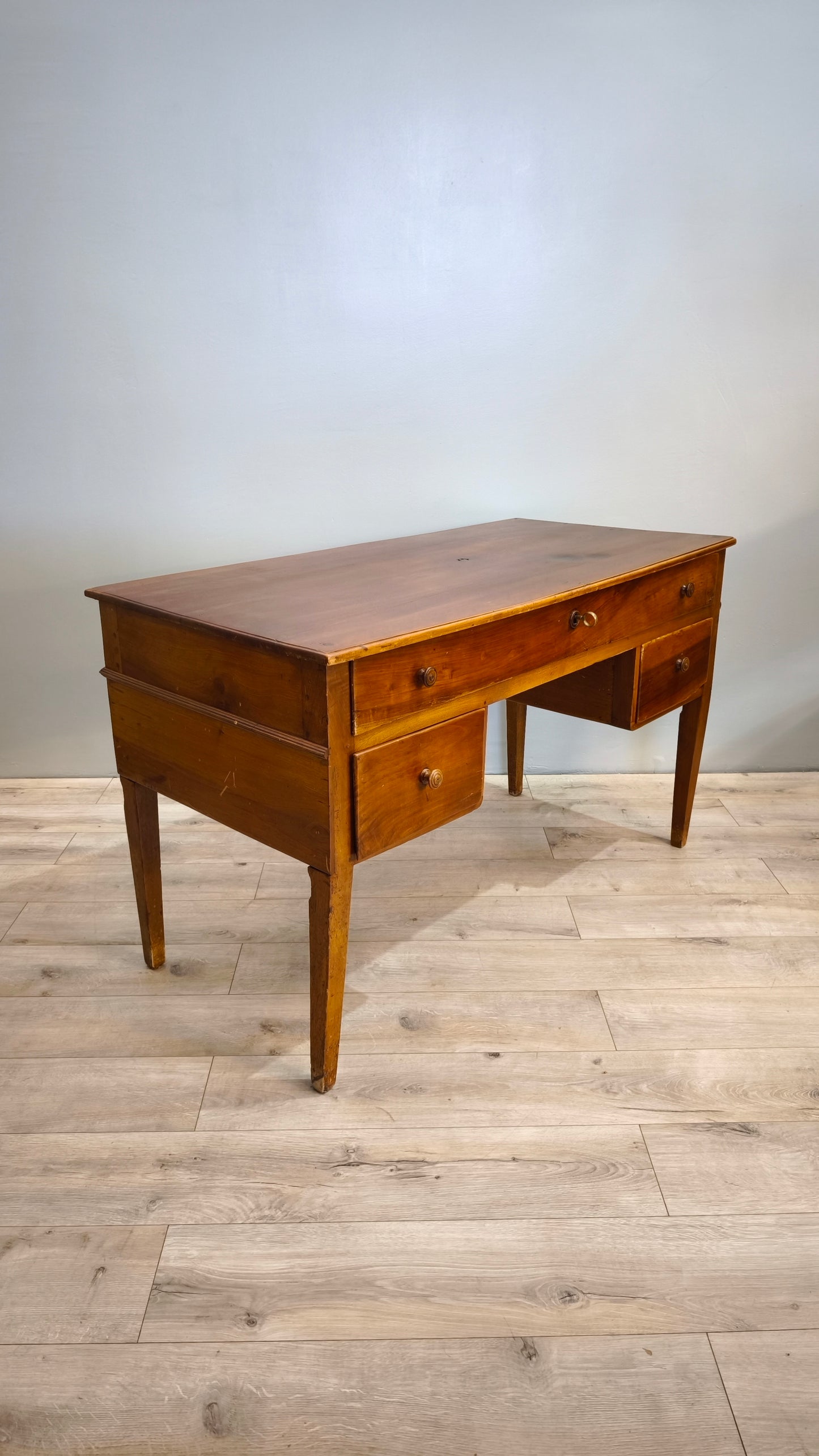 81813 Scrivania in legno massello con tre cassetti