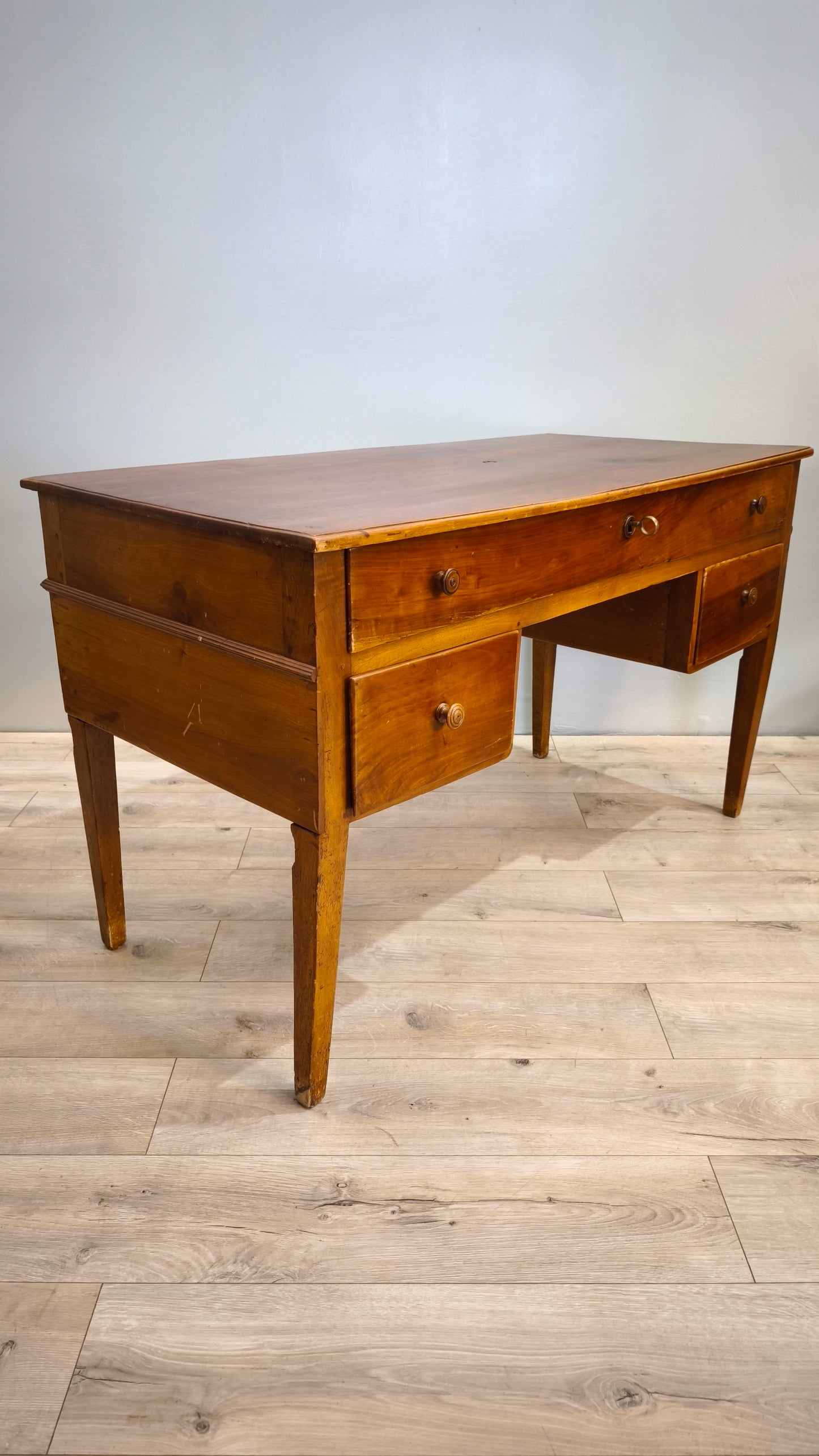 81813 Scrivania in legno massello con tre cassetti