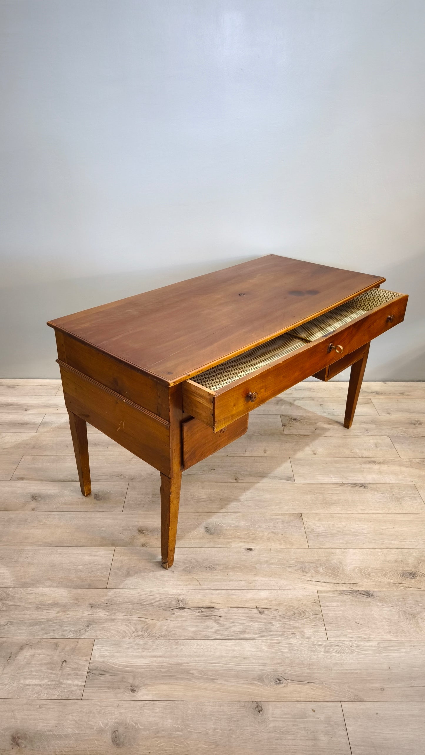 81813 Scrivania in legno massello con tre cassetti