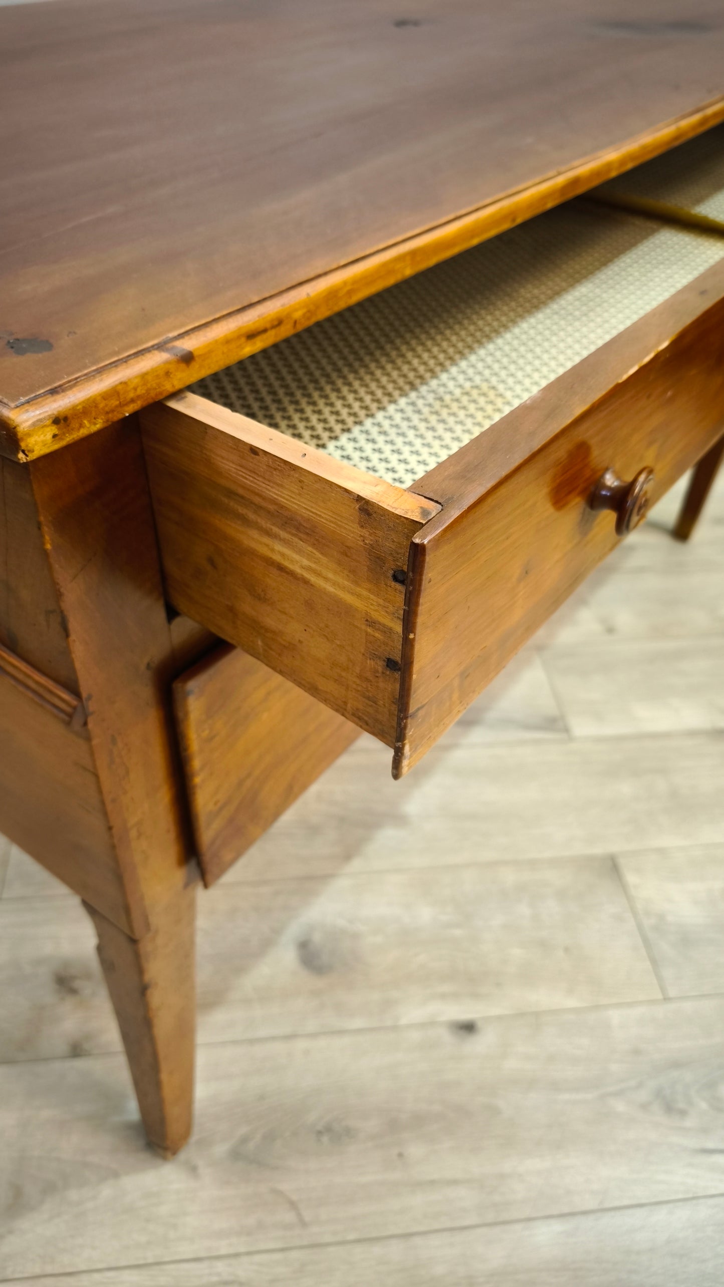 81813 Scrivania in legno massello con tre cassetti