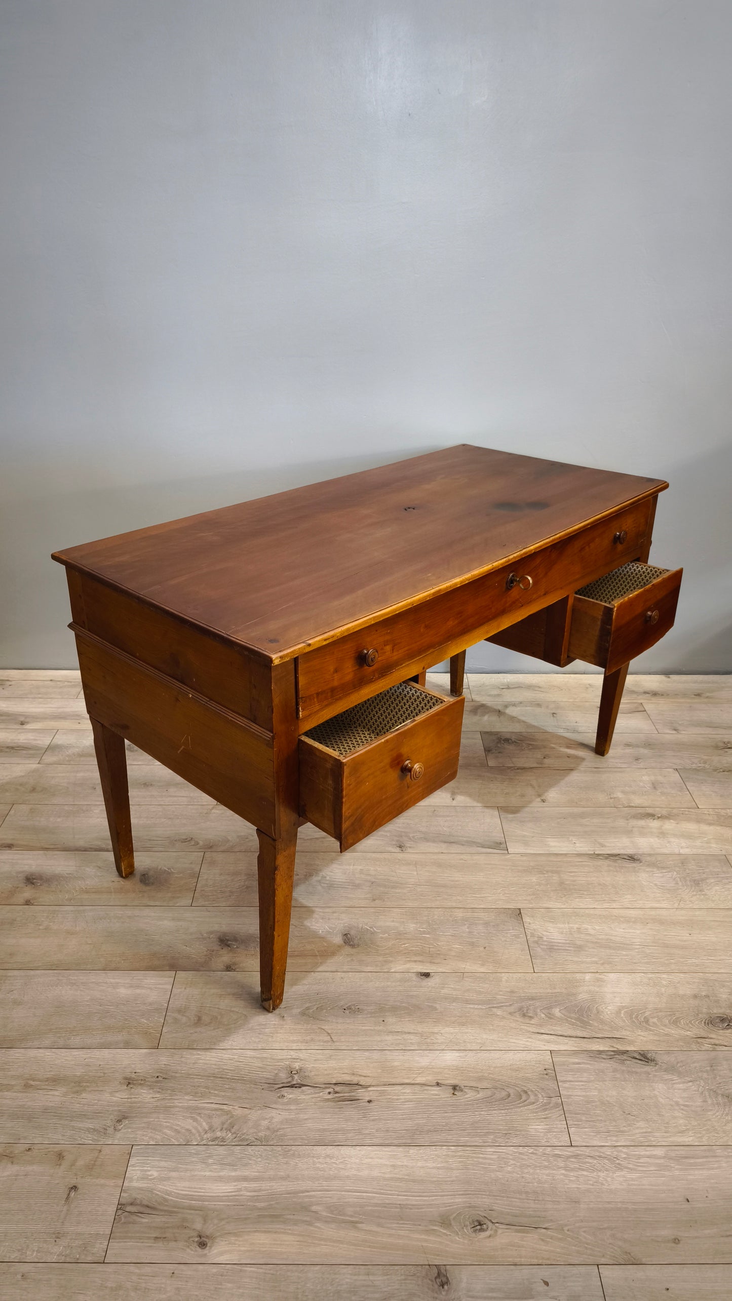 81813 Scrivania in legno massello con tre cassetti