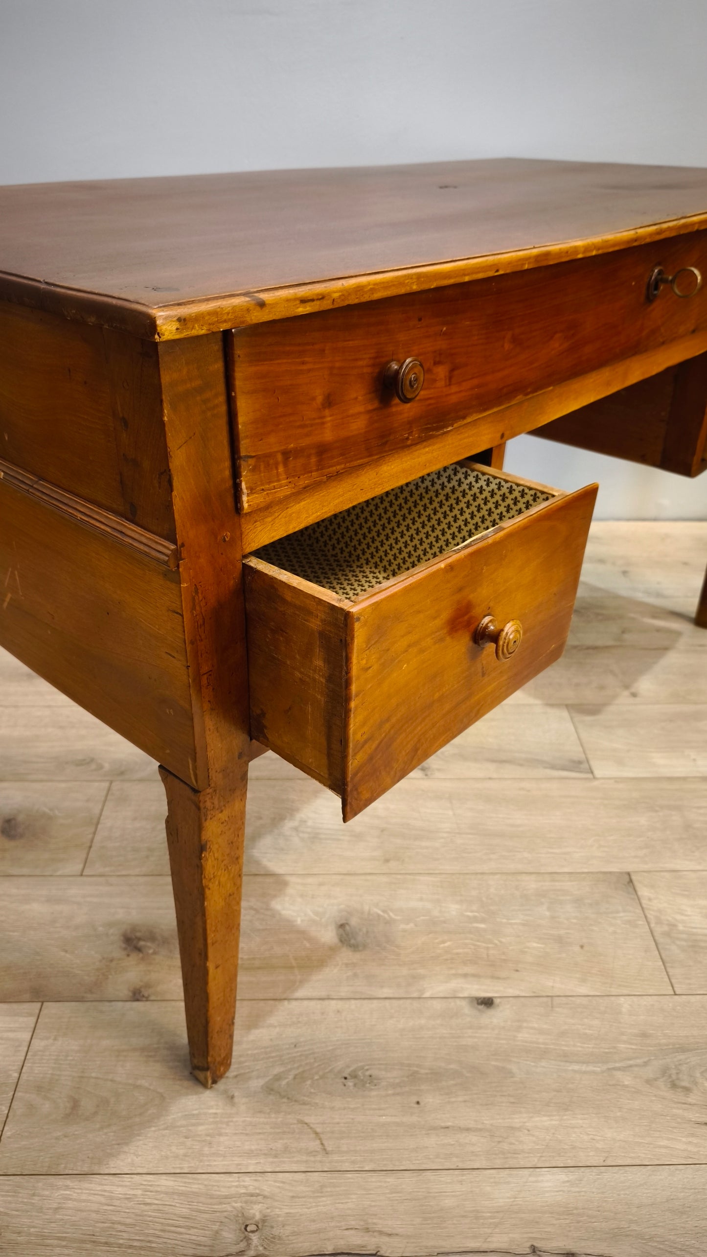 81813 Scrivania in legno massello con tre cassetti