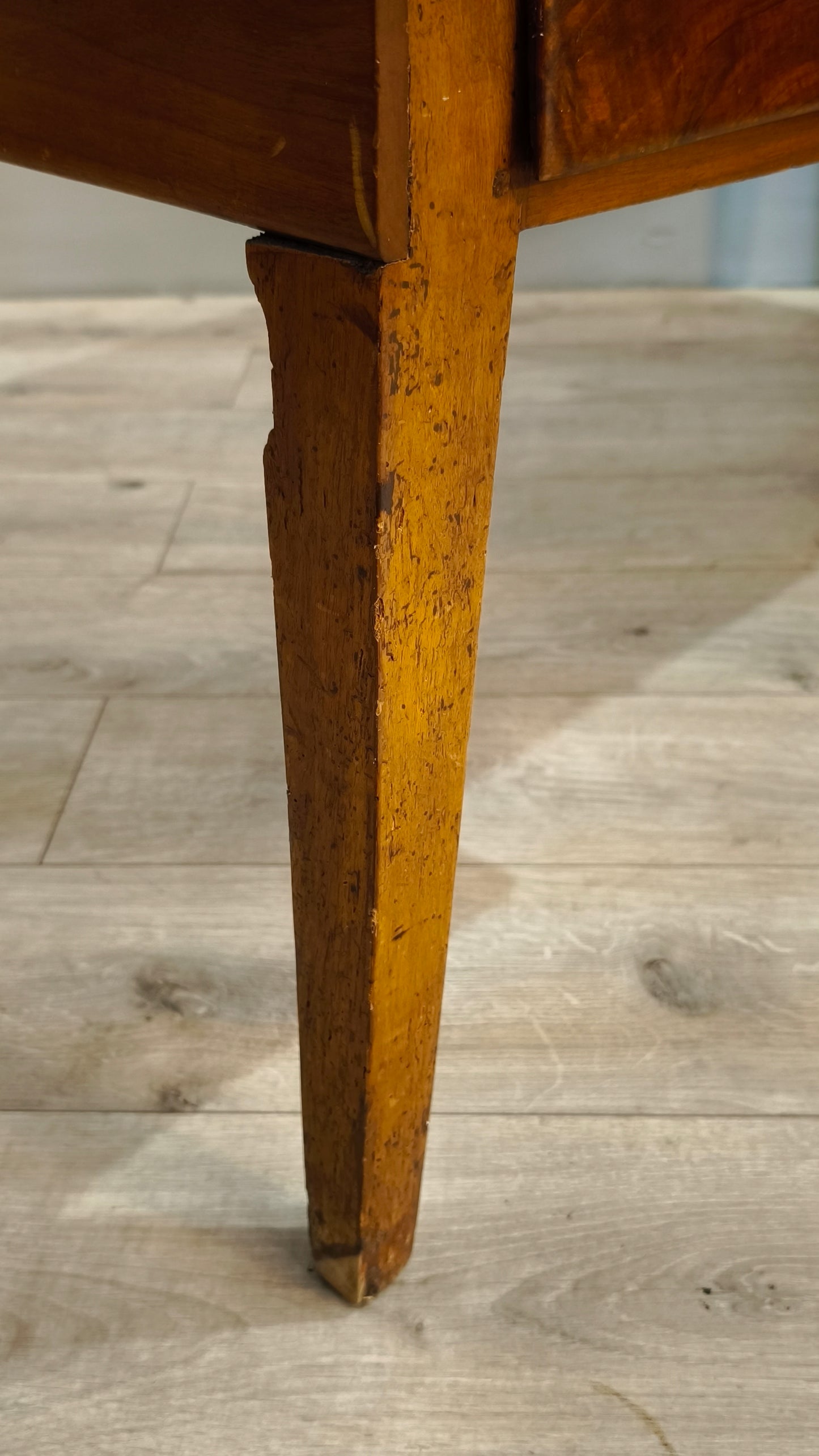 81813 Scrivania in legno massello con tre cassetti