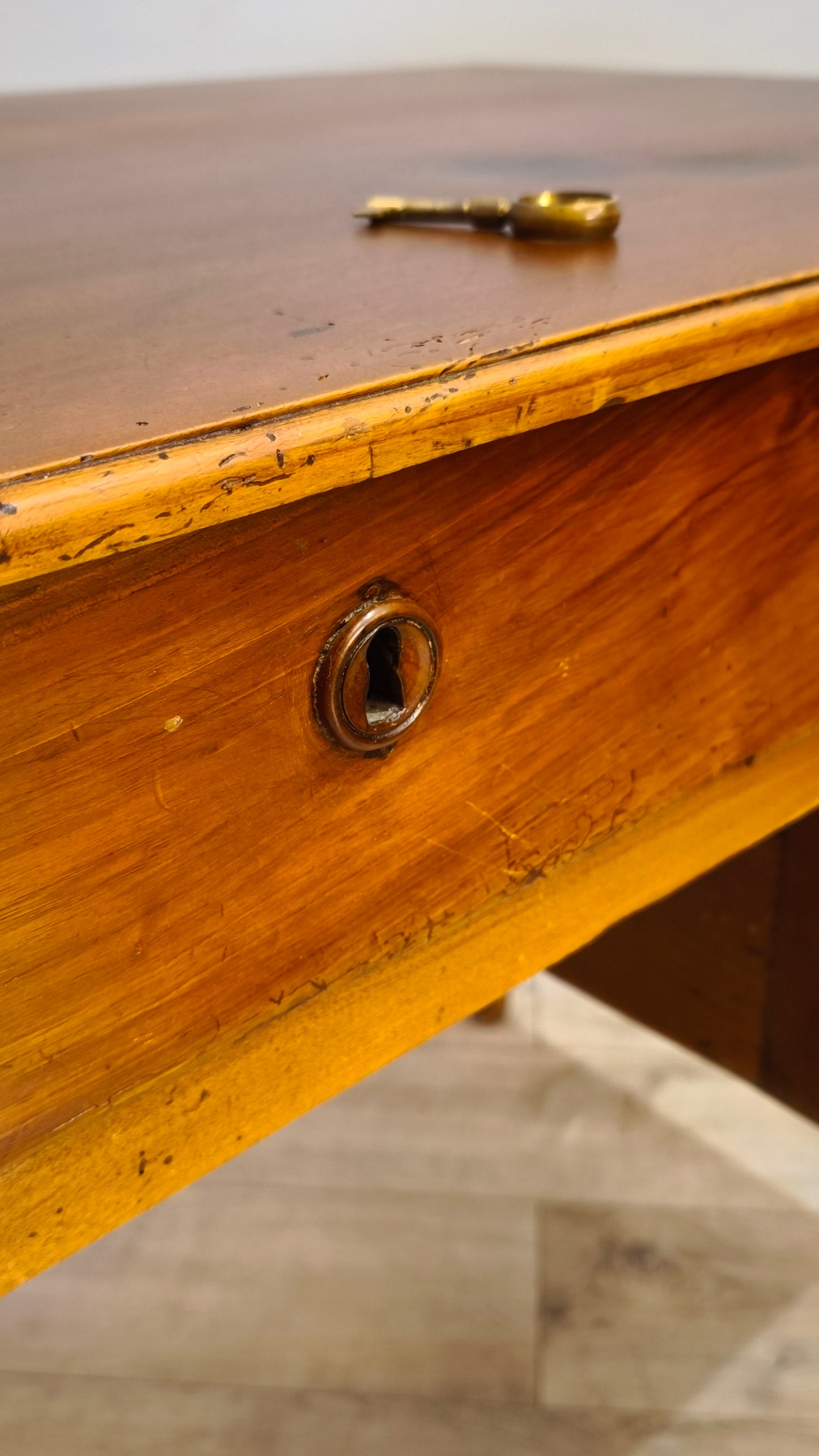 81813 Scrivania in legno massello con tre cassetti