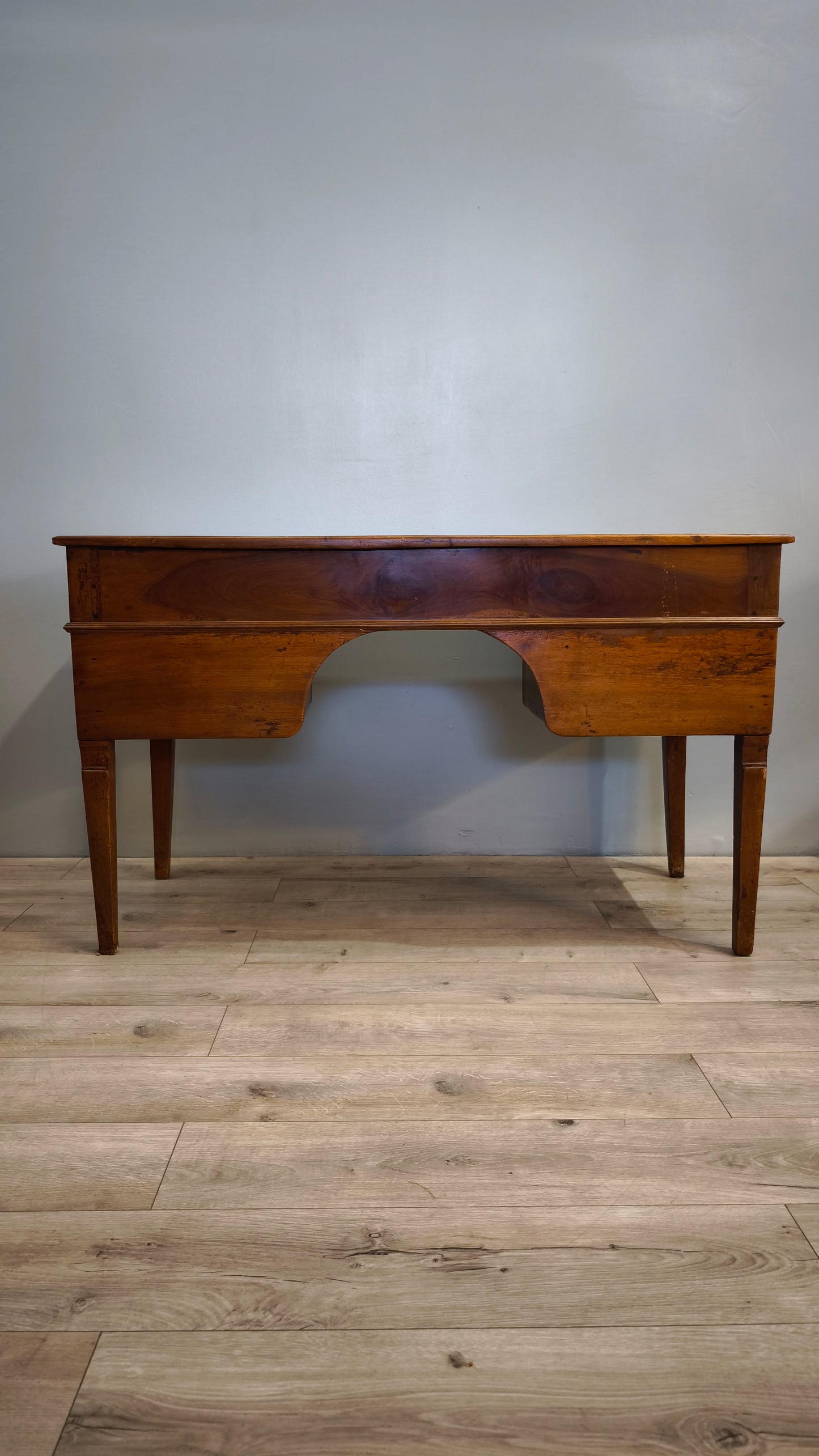 81813 Scrivania in legno massello con tre cassetti
