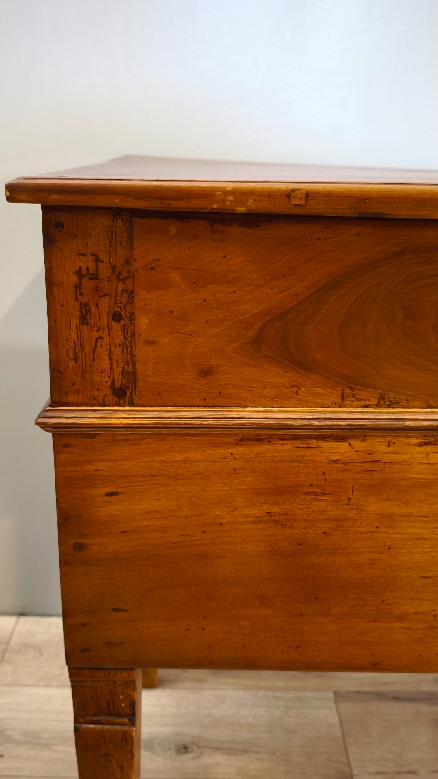 81813 Scrivania in legno massello con tre cassetti