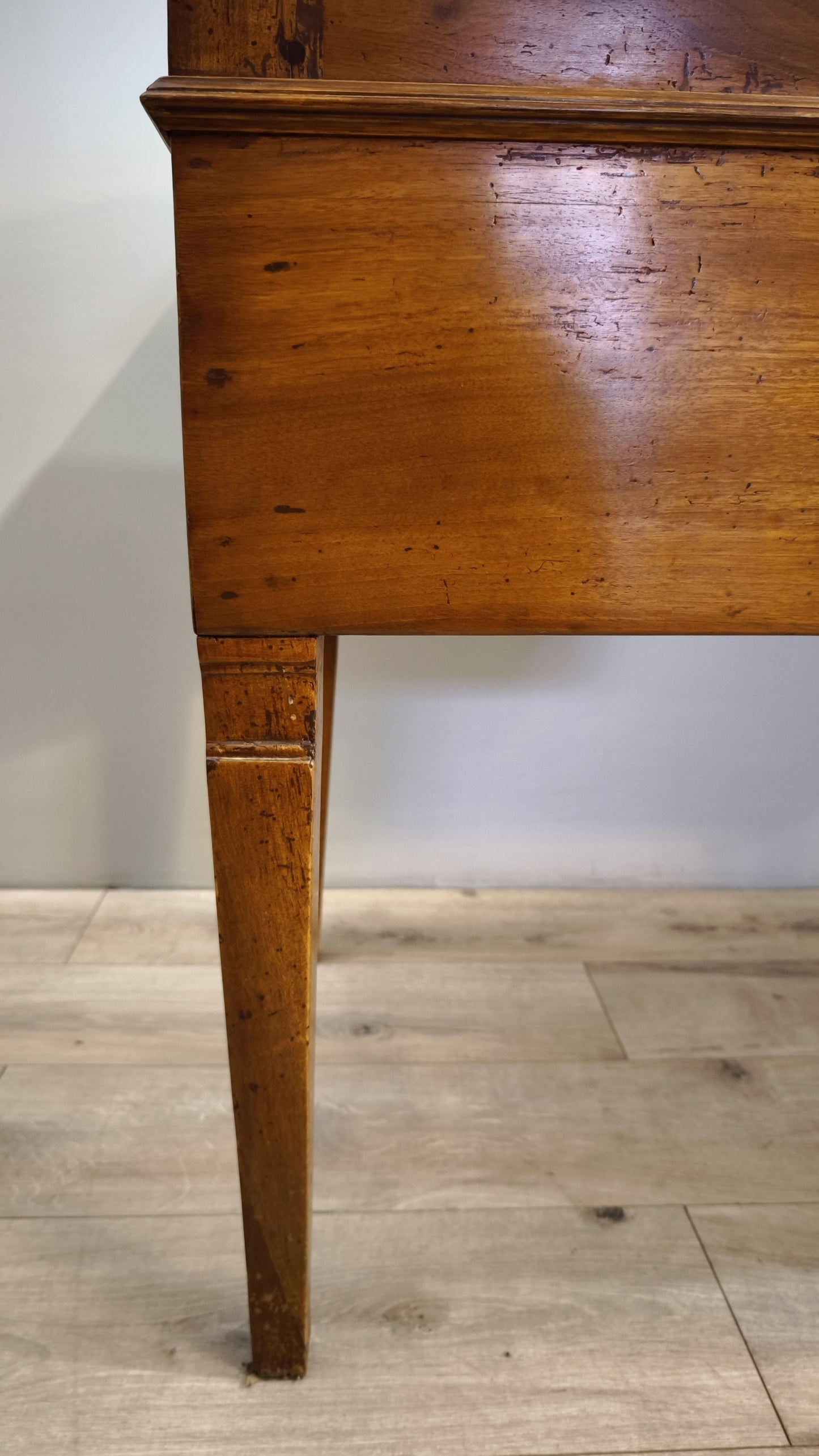 81813 Scrivania in legno massello con tre cassetti