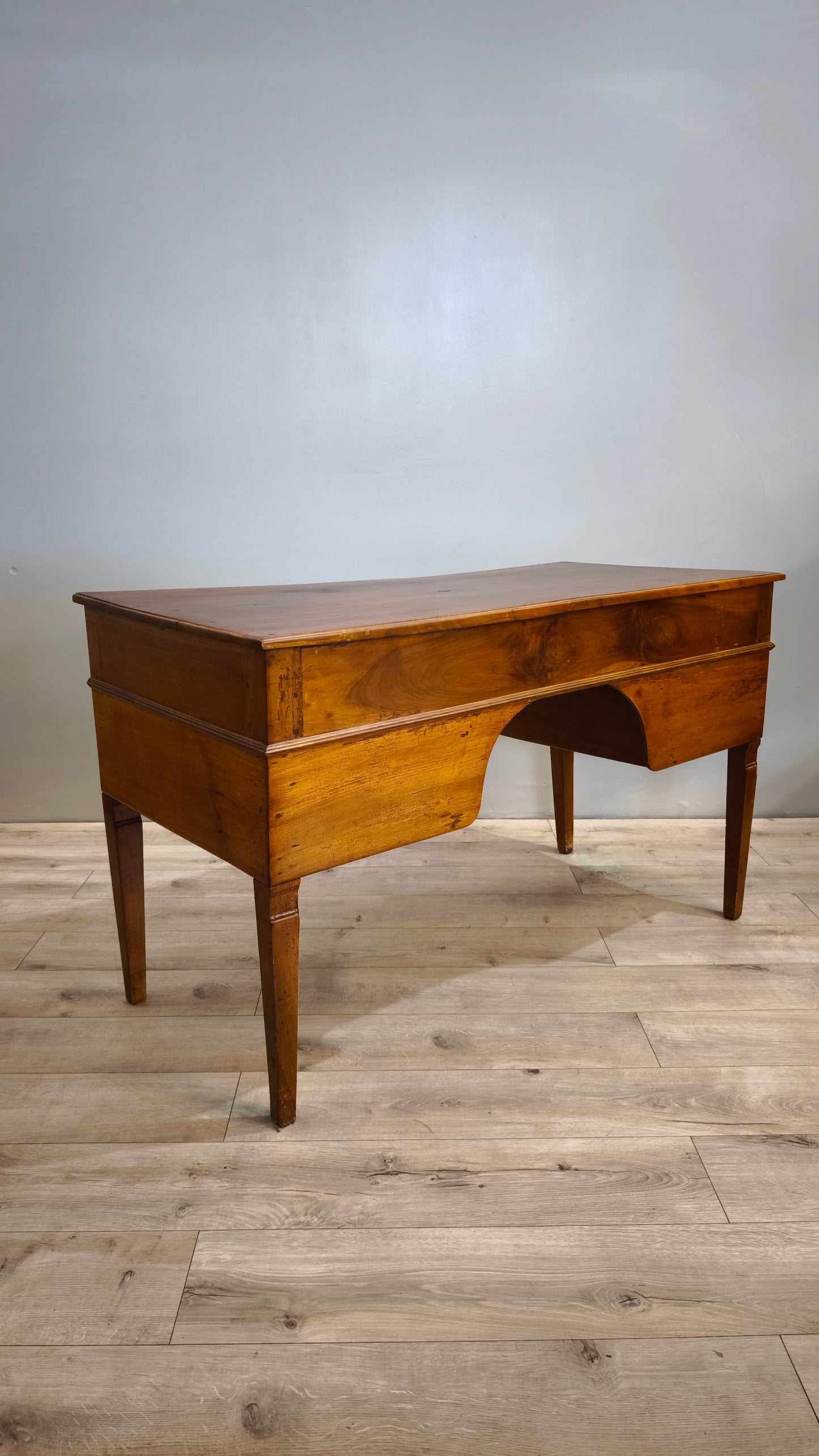 81813 Scrivania in legno massello con tre cassetti