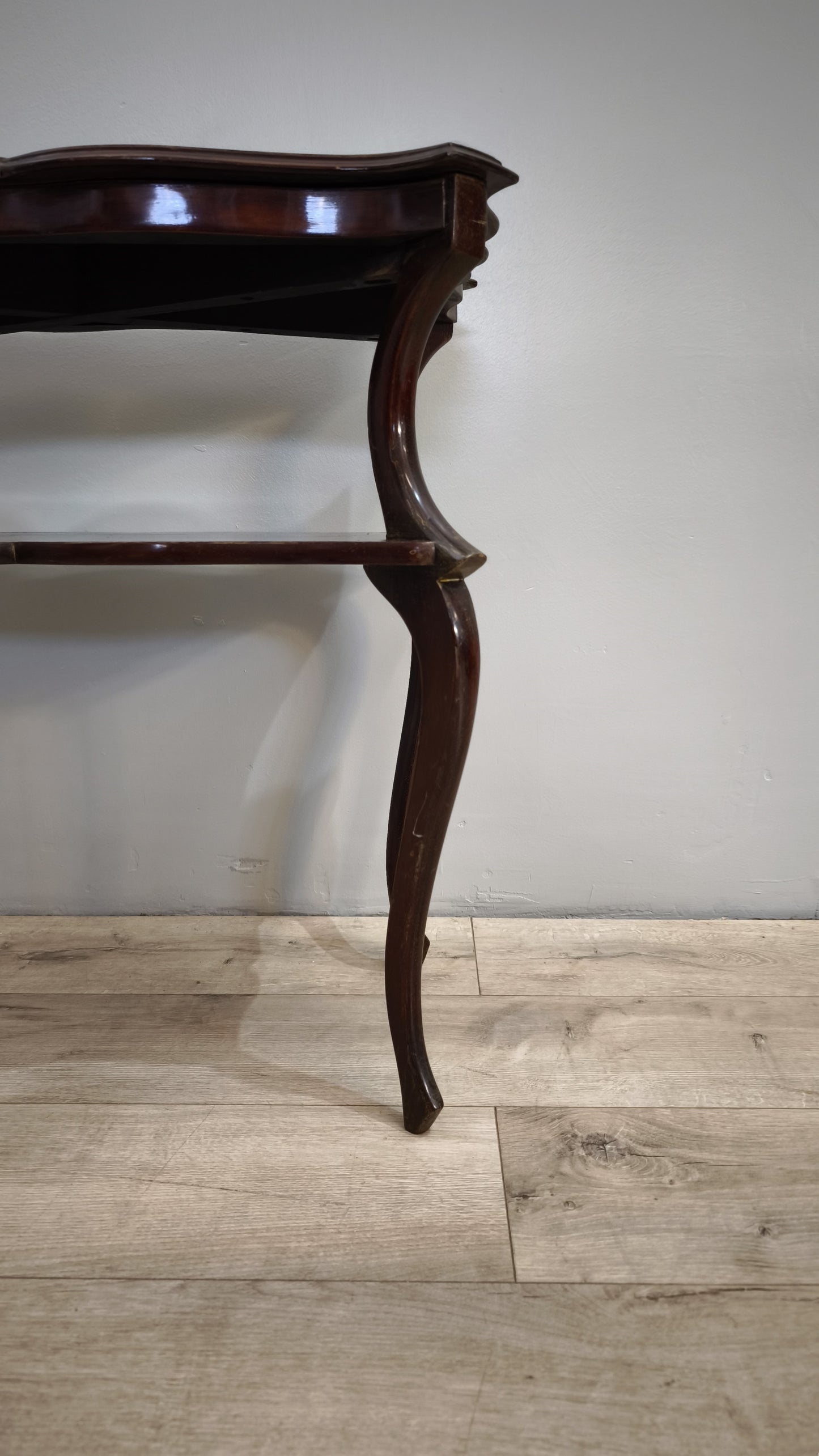 82144 Tavolino da salotto in legno sagomato