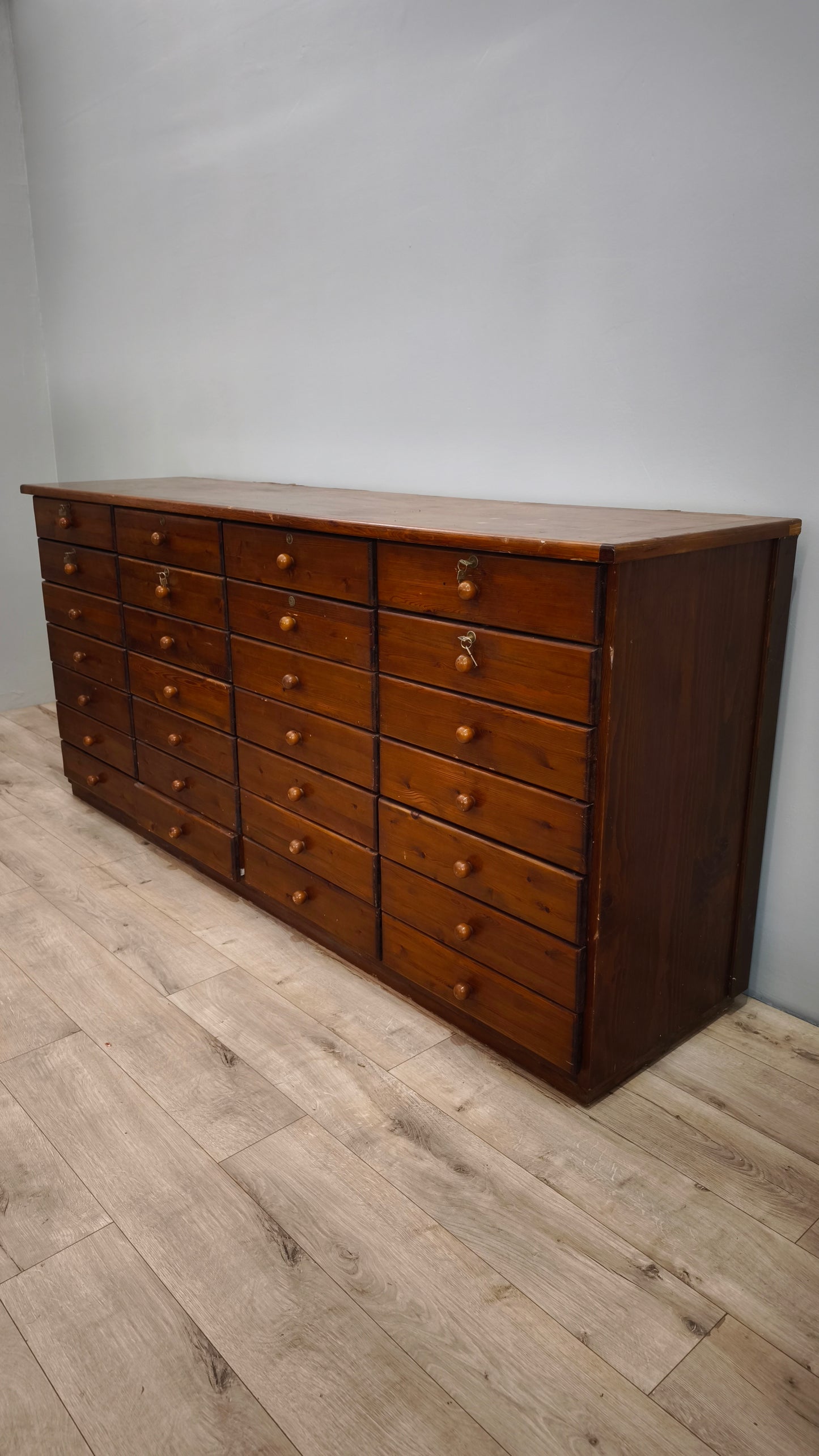 82112 Grande cassettiera in legno 28 cassetti