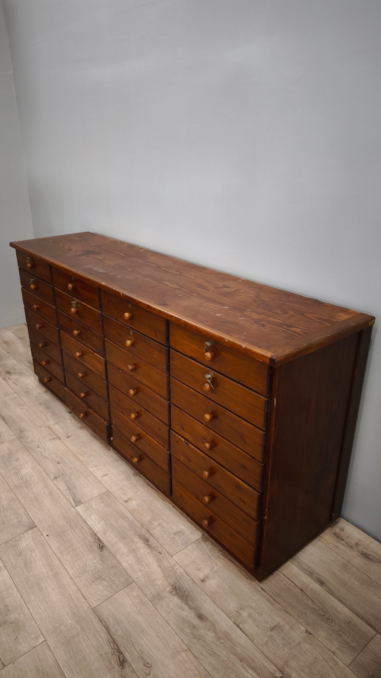 82112 Grande cassettiera in legno 28 cassetti