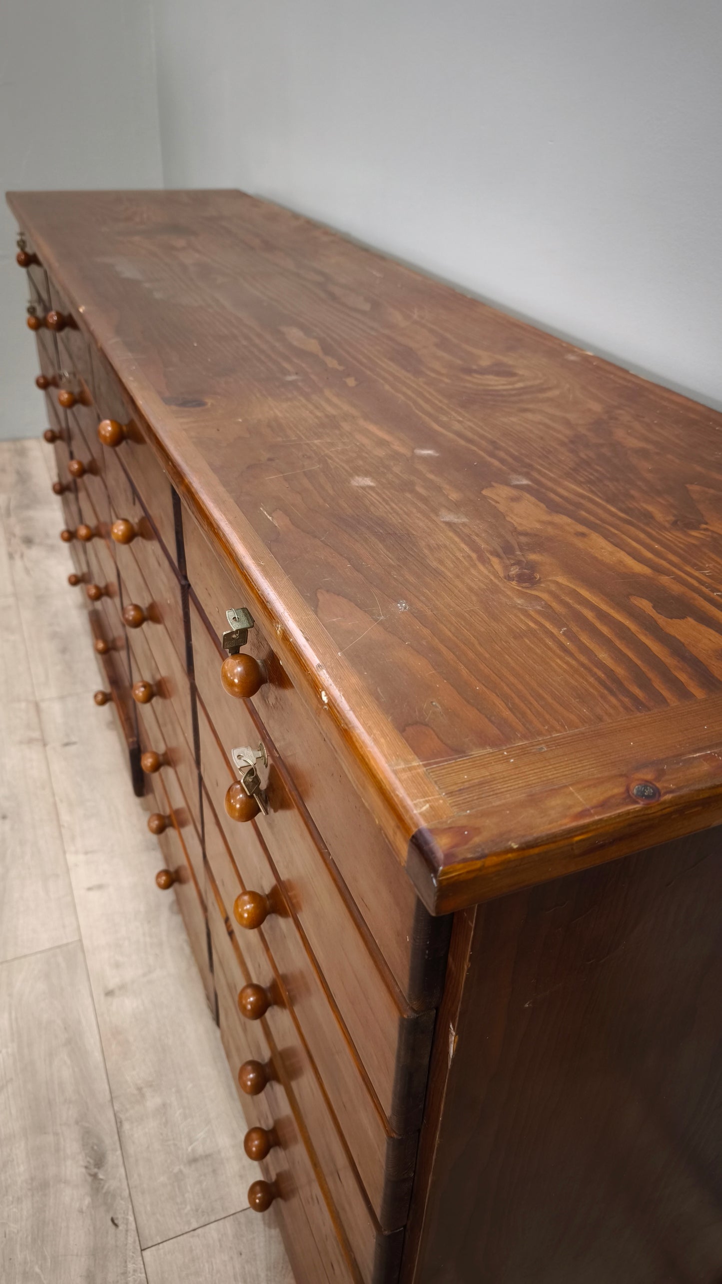 82112 Grande cassettiera in legno 28 cassetti
