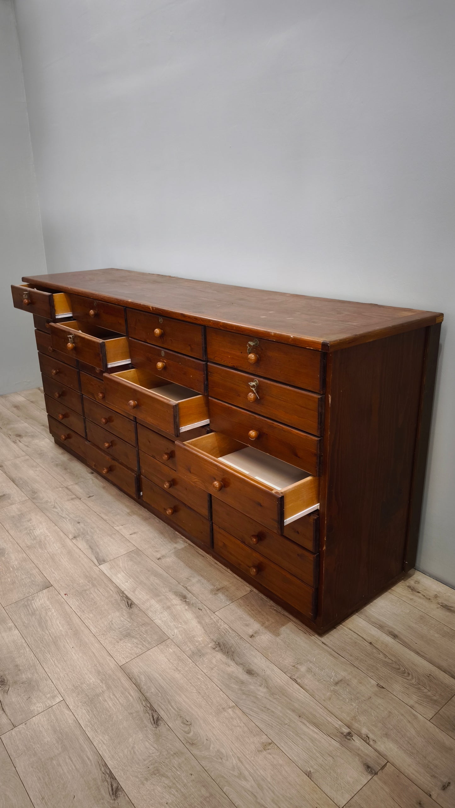 82112 Grande cassettiera in legno 28 cassetti