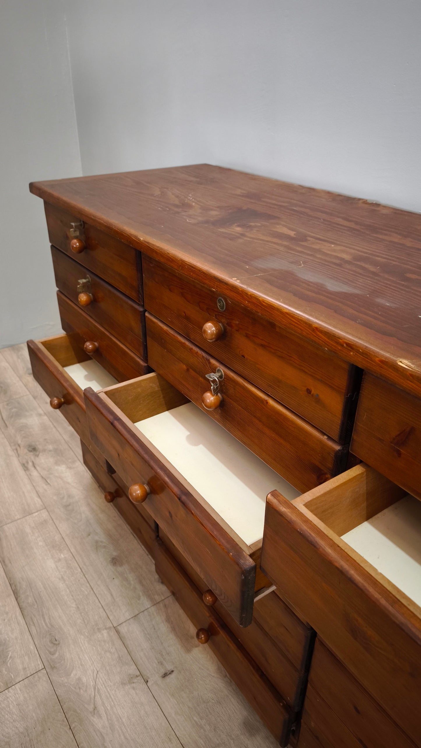 82112 Grande cassettiera in legno 28 cassetti